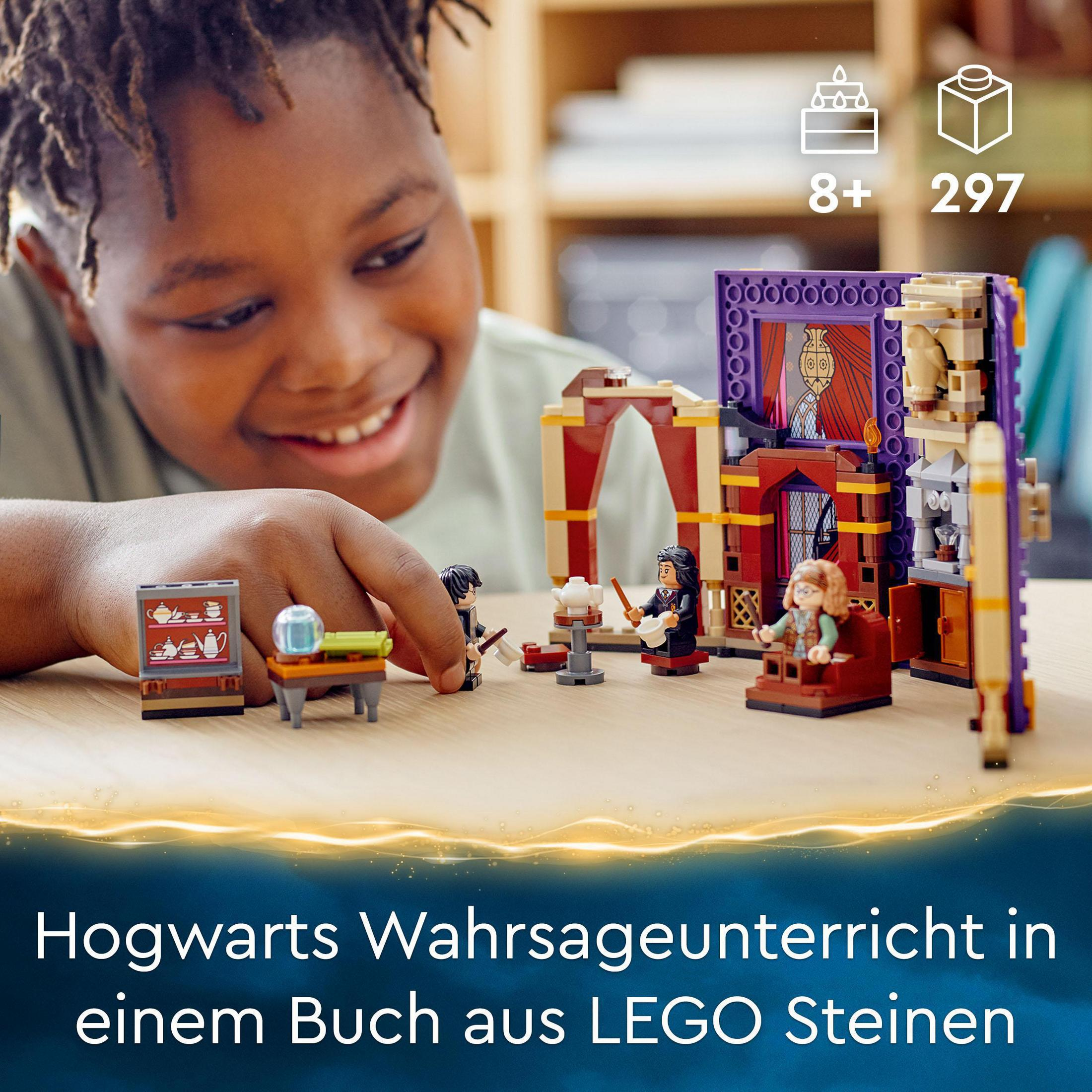 Ein Lego-Set des Hogwarts Wahrsageunterrichts mit einem Jungen, der es ansieht.