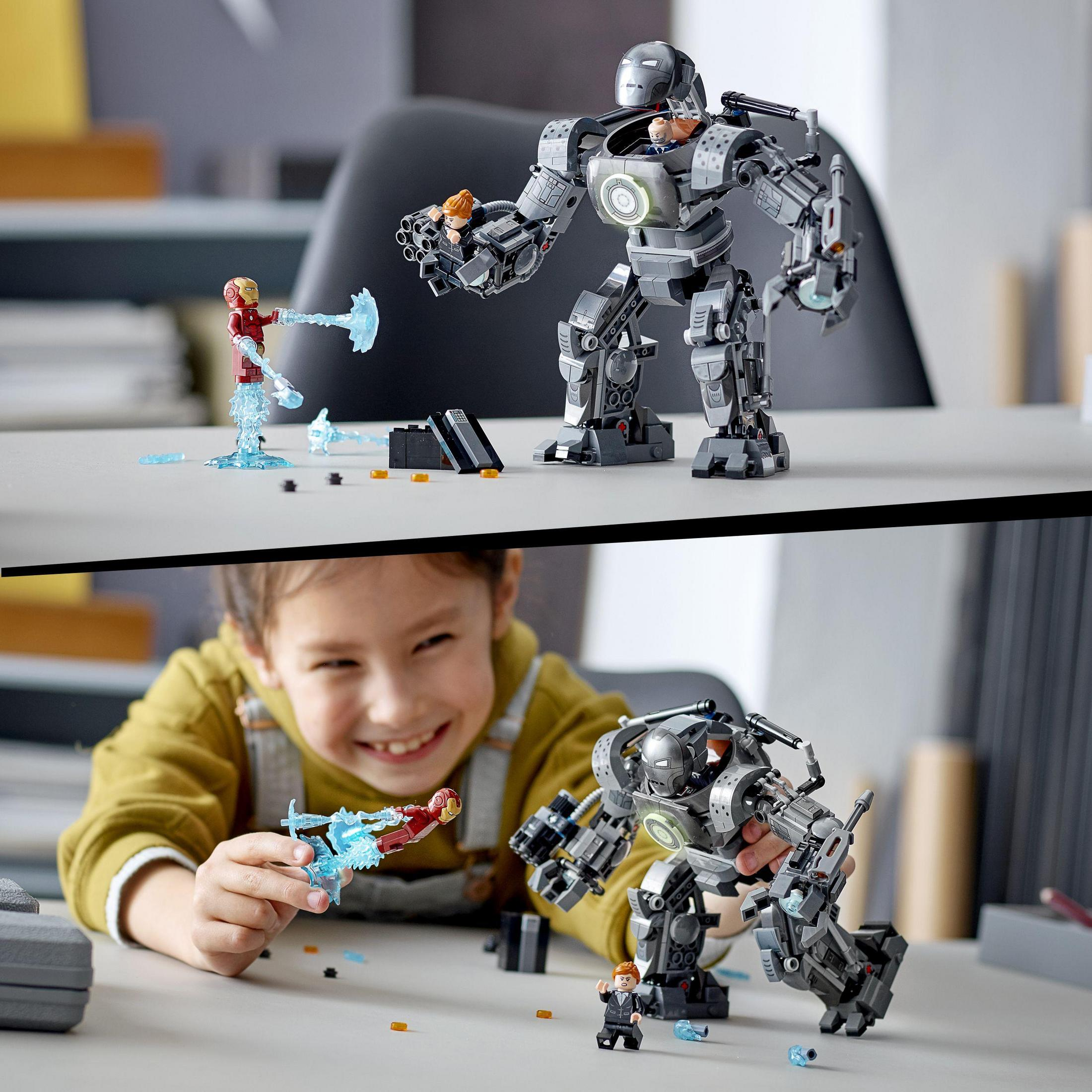 Modello Lego Iron Man con un bambino che gioca con un'altra figura Lego. Sfondo grigio.