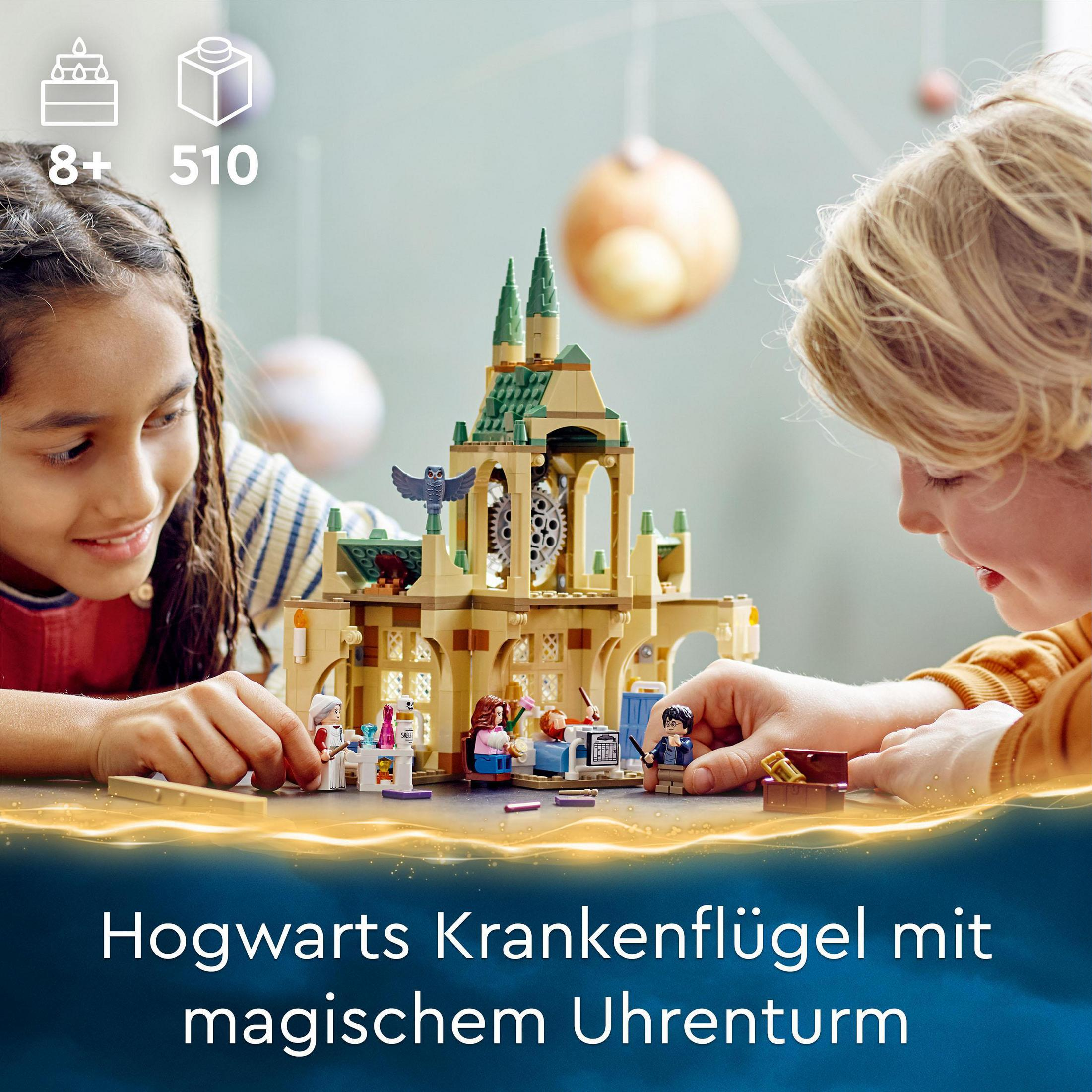 Zwei Kinder spielen mit einem Lego-Set eines Gebäudes mit Uhrtürmen und Figuren.