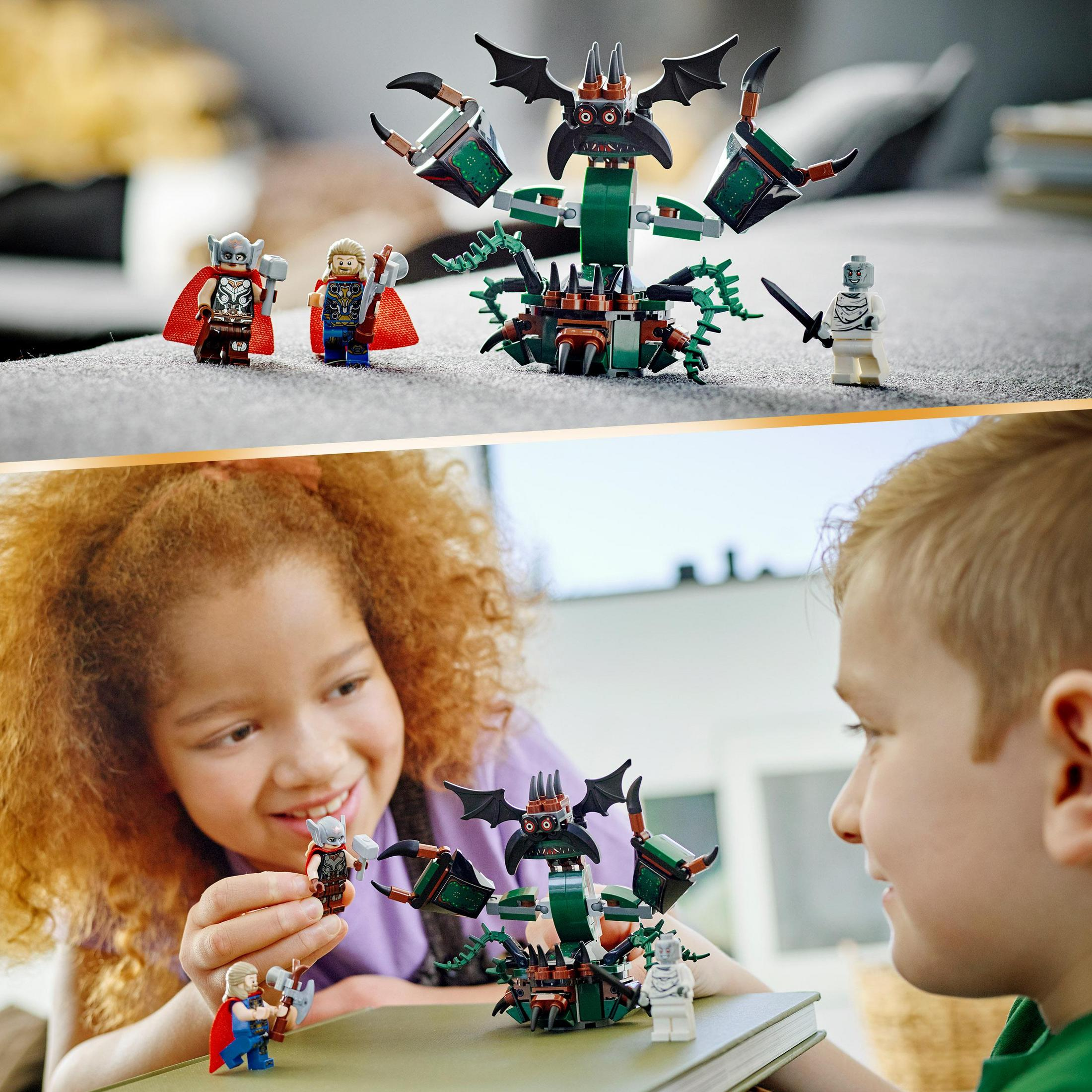 Zwei Bilder eines Lego-Sets. Eines zeigt Figuren, das andere Kinder beim Spielen.
