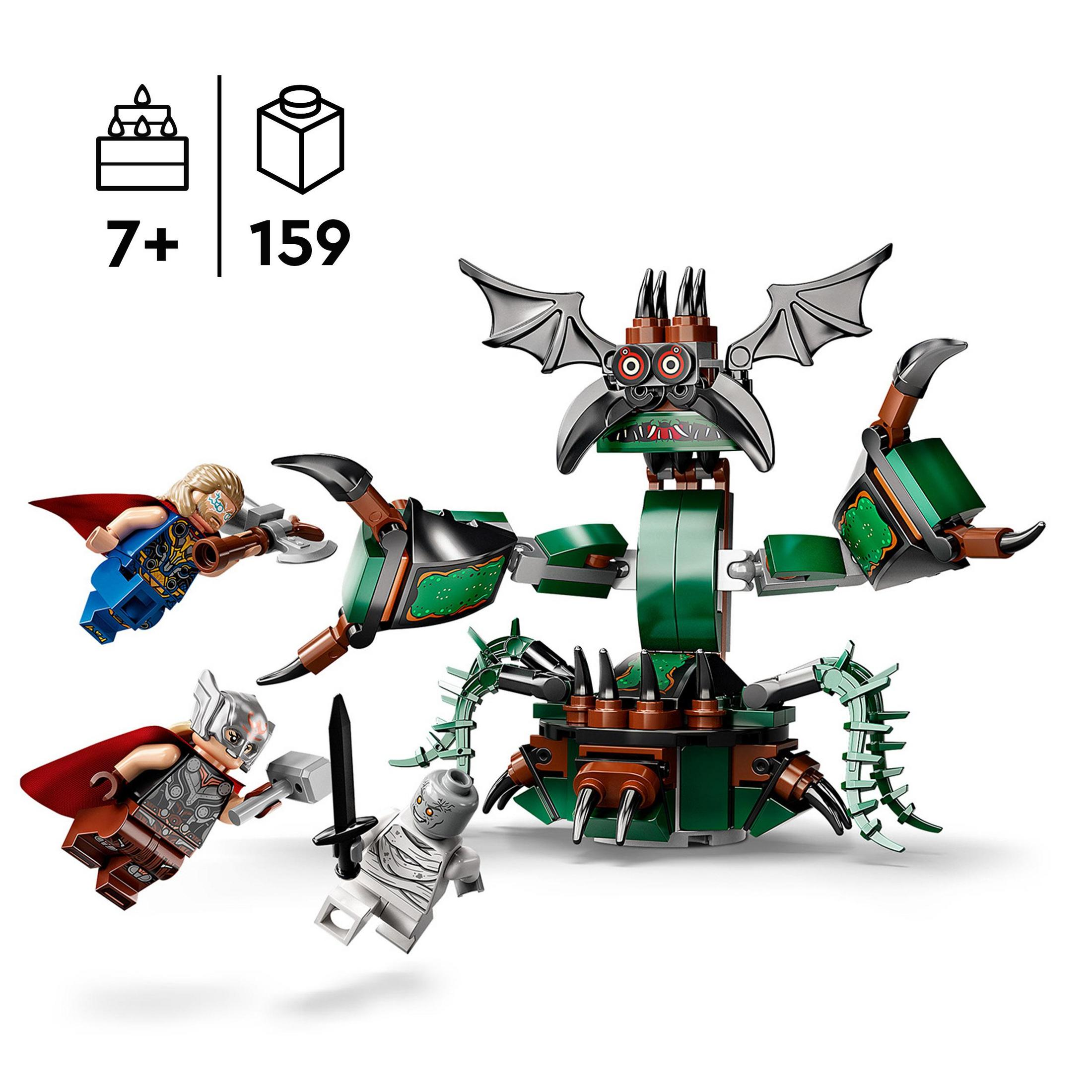 Lego-Set mit drei Minifiguren, einem großen grünen Monster und Lego-Teilen auf weißem Hintergrund.