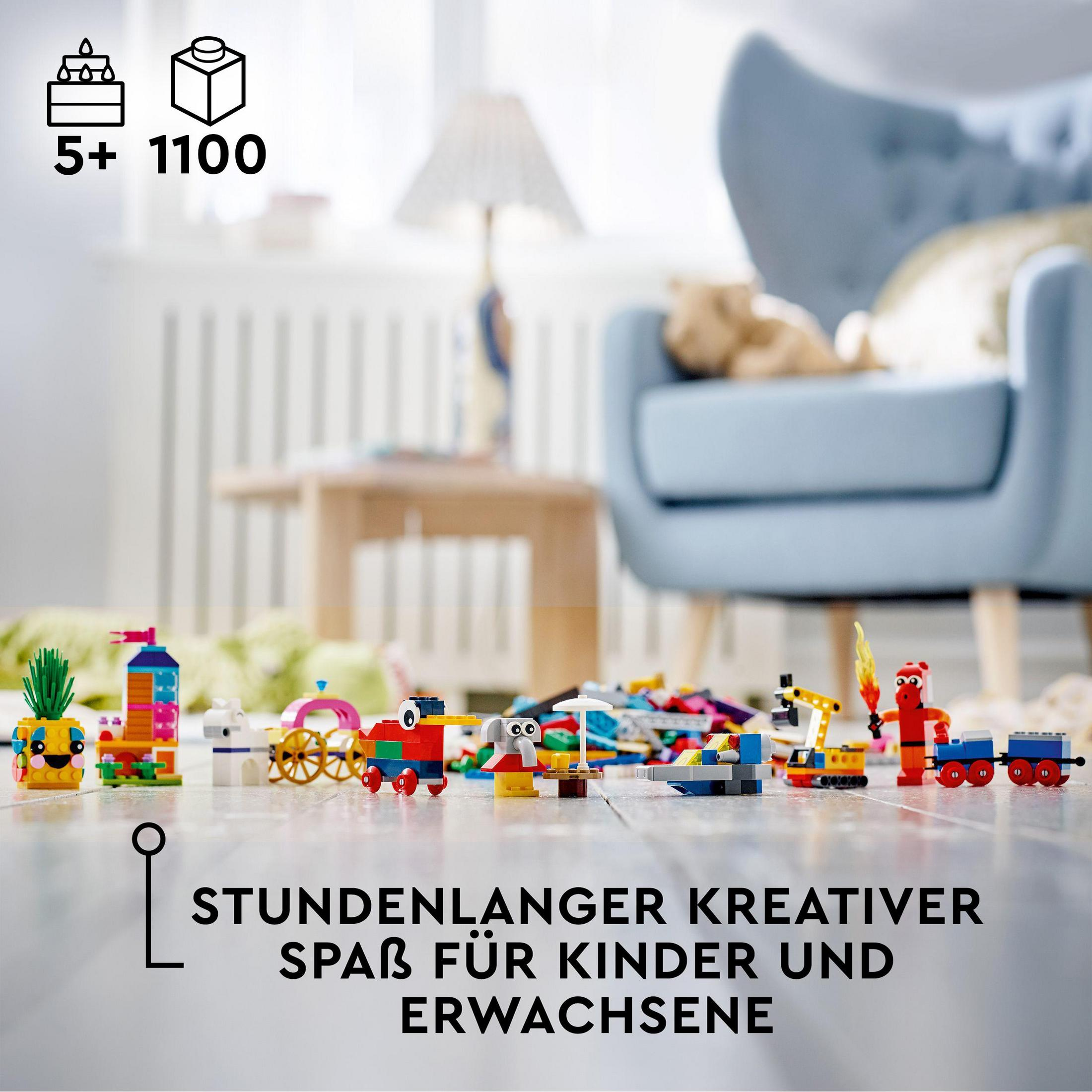 Ahşap bir zeminde çeşitli renklerde Lego oyuncakları. Metin şu şekilde: 'Stundenlanger kreativer Spaß für Kinder und Erwachsene'.
