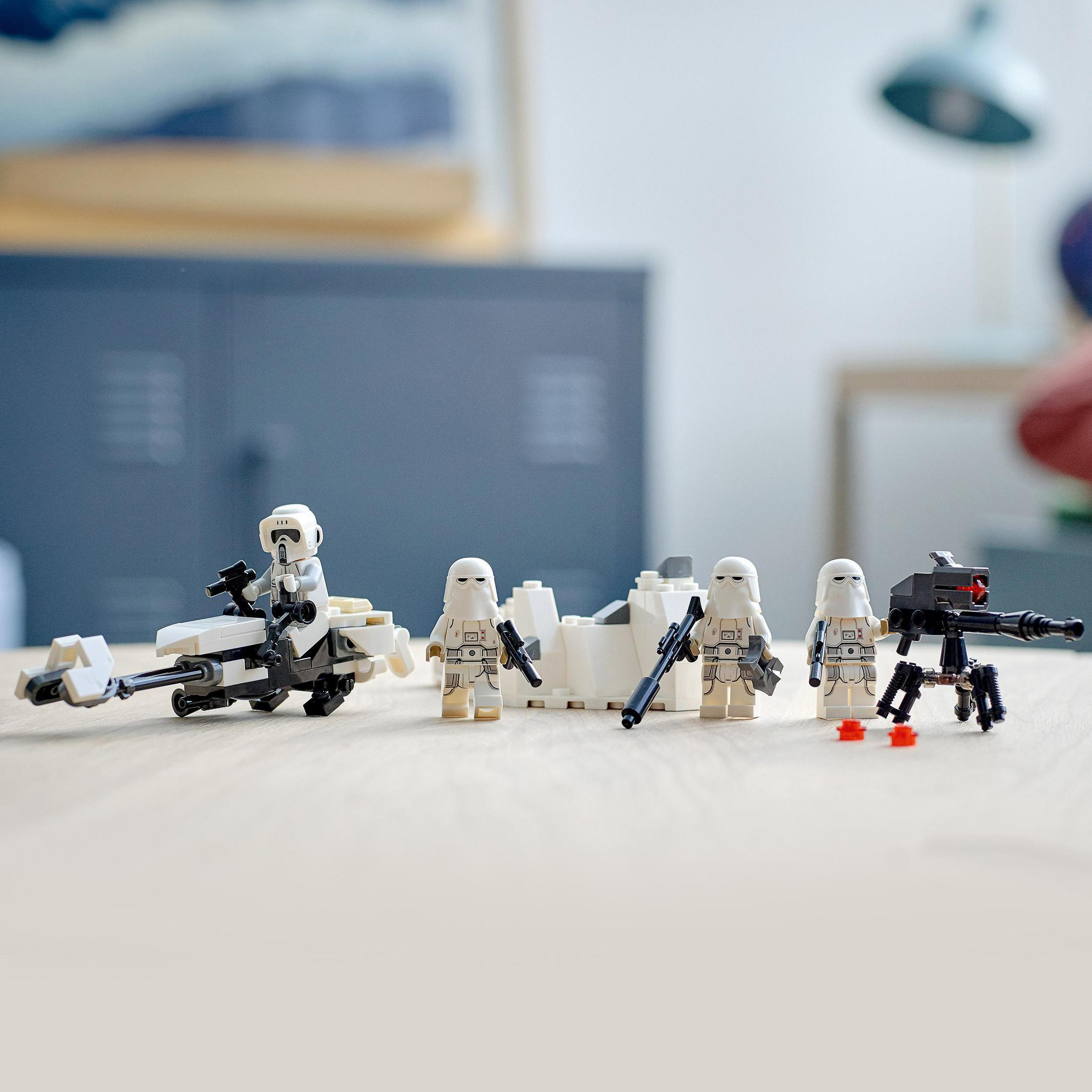 Lego Star Wars Szene mit Sturmtruppen, einem Speeder Bike und einem Kampffahrzeug auf Holzoberfläche.