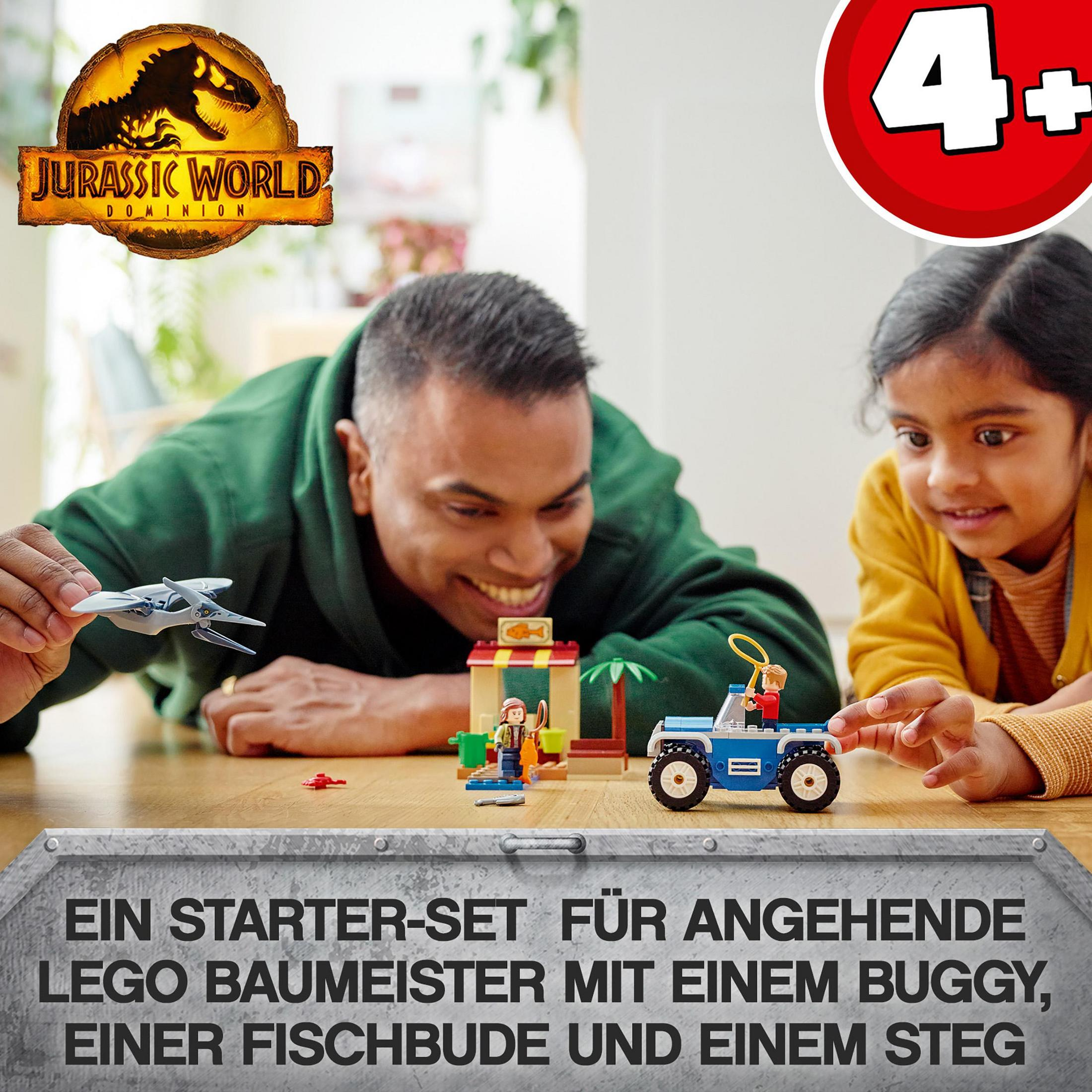 Adam ve çocuk Lego oyuncaklarıyla oynuyor. Bir buggy ve bir balıkçı standı ile bir yapı inşa ediyor.