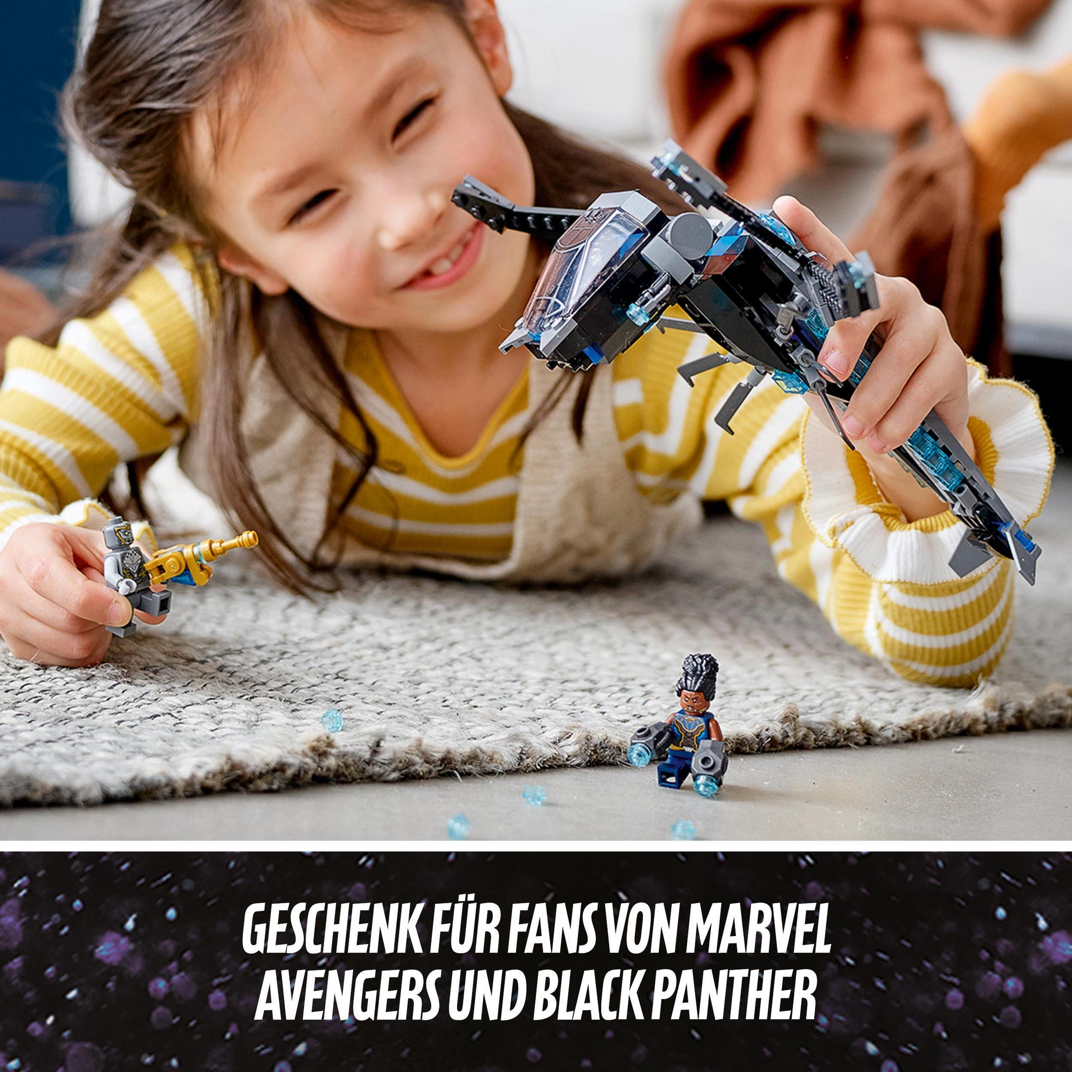 Mädchen spielt mit Lego Black Panther Spielzeug. Text: Geschenk für Marvel Avengers und Black Panther Fans.