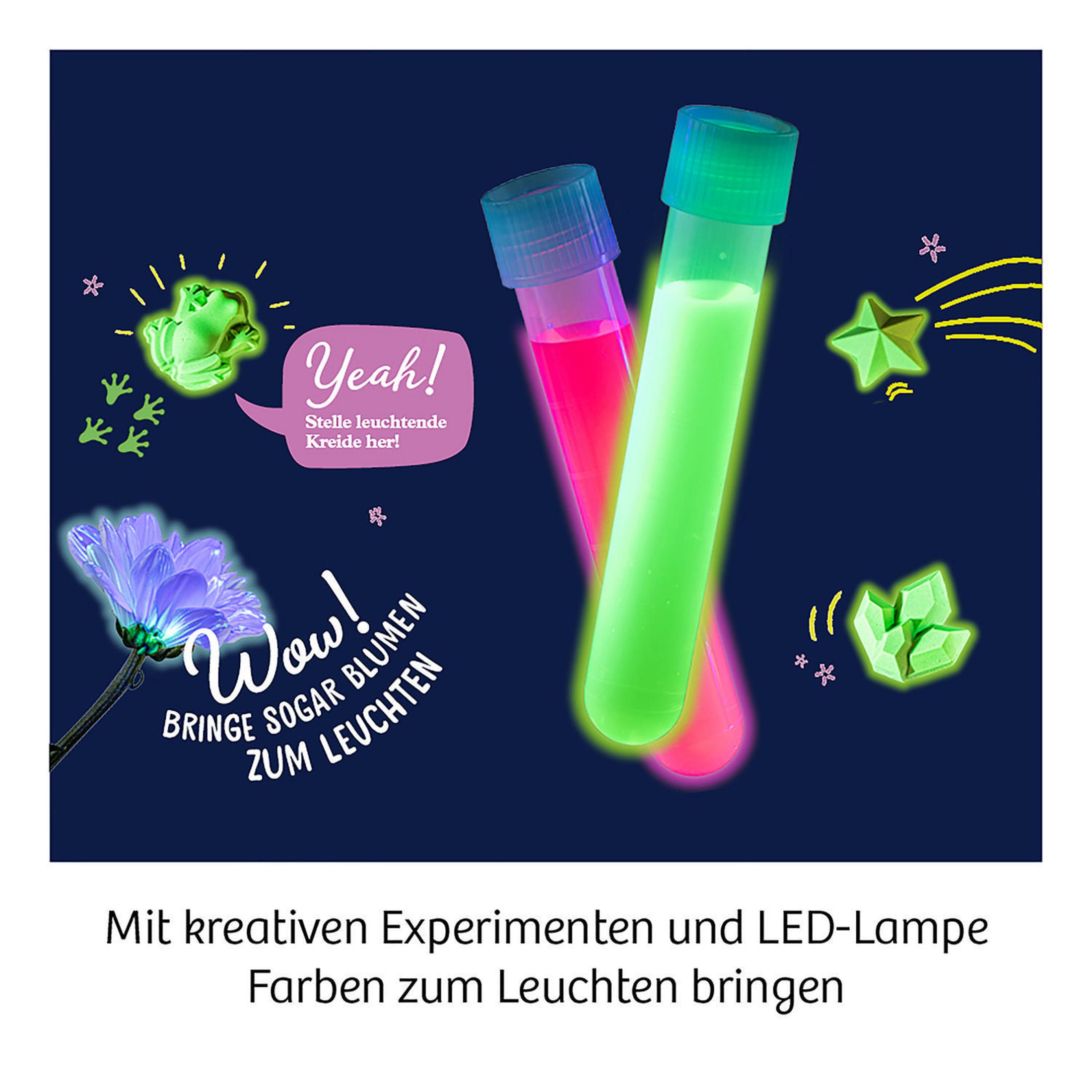 Zwei Reagenzgläser mit leuchtender Flüssigkeit und leuchtenden Objekten.