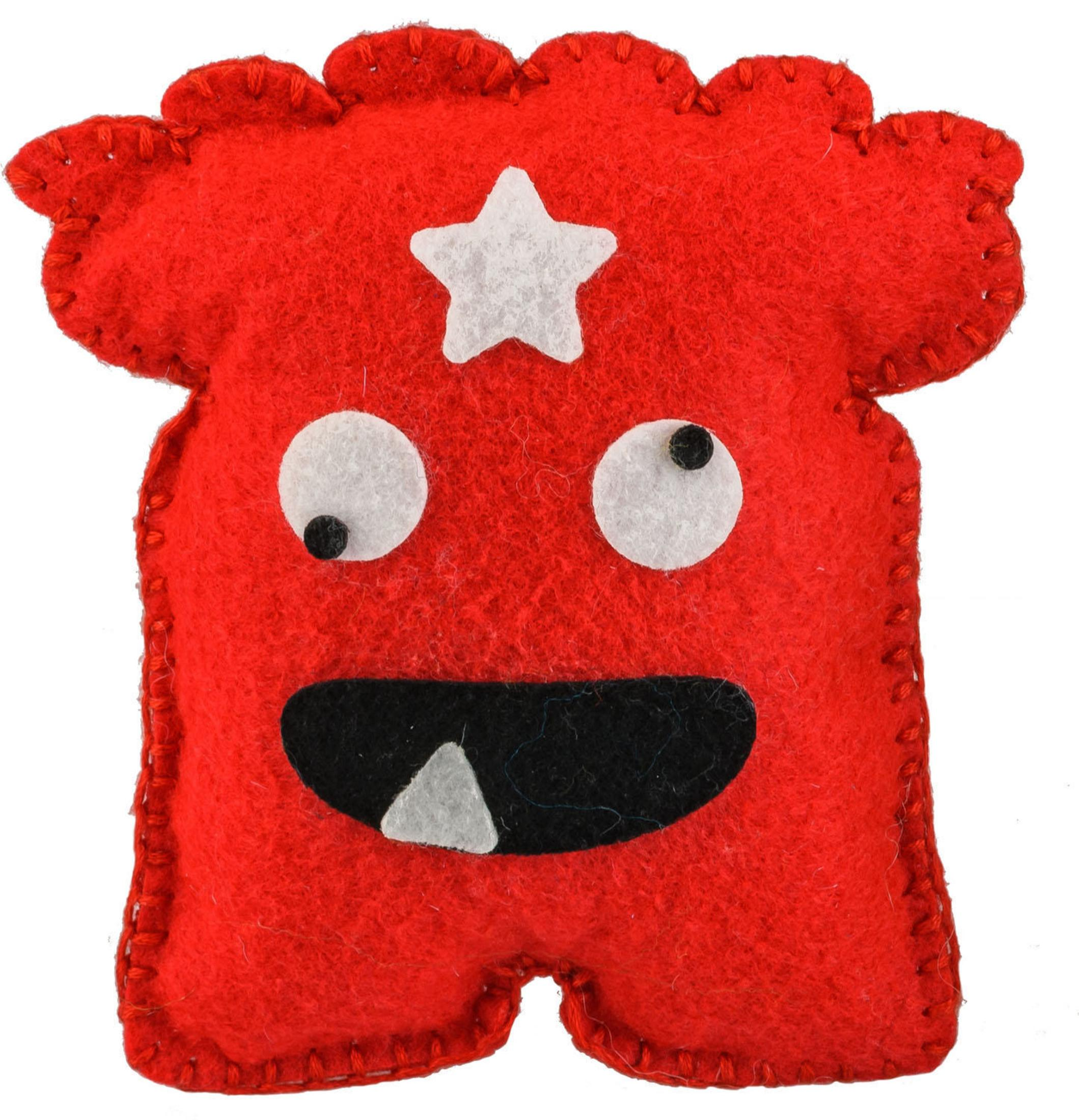 Un giocattolo mostro in feltro rosso con una stella bianca, occhi e un sorriso, cucito con filo rosso.