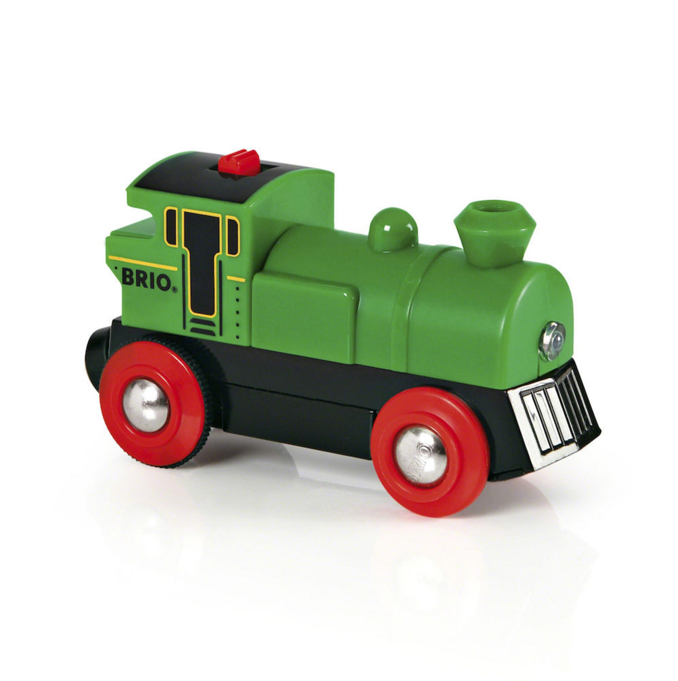 Ein grüner Brio-Spielzeugzug. Er hat rote Räder und eine schwarze Basis. Das Brio-Logo ist sichtbar.