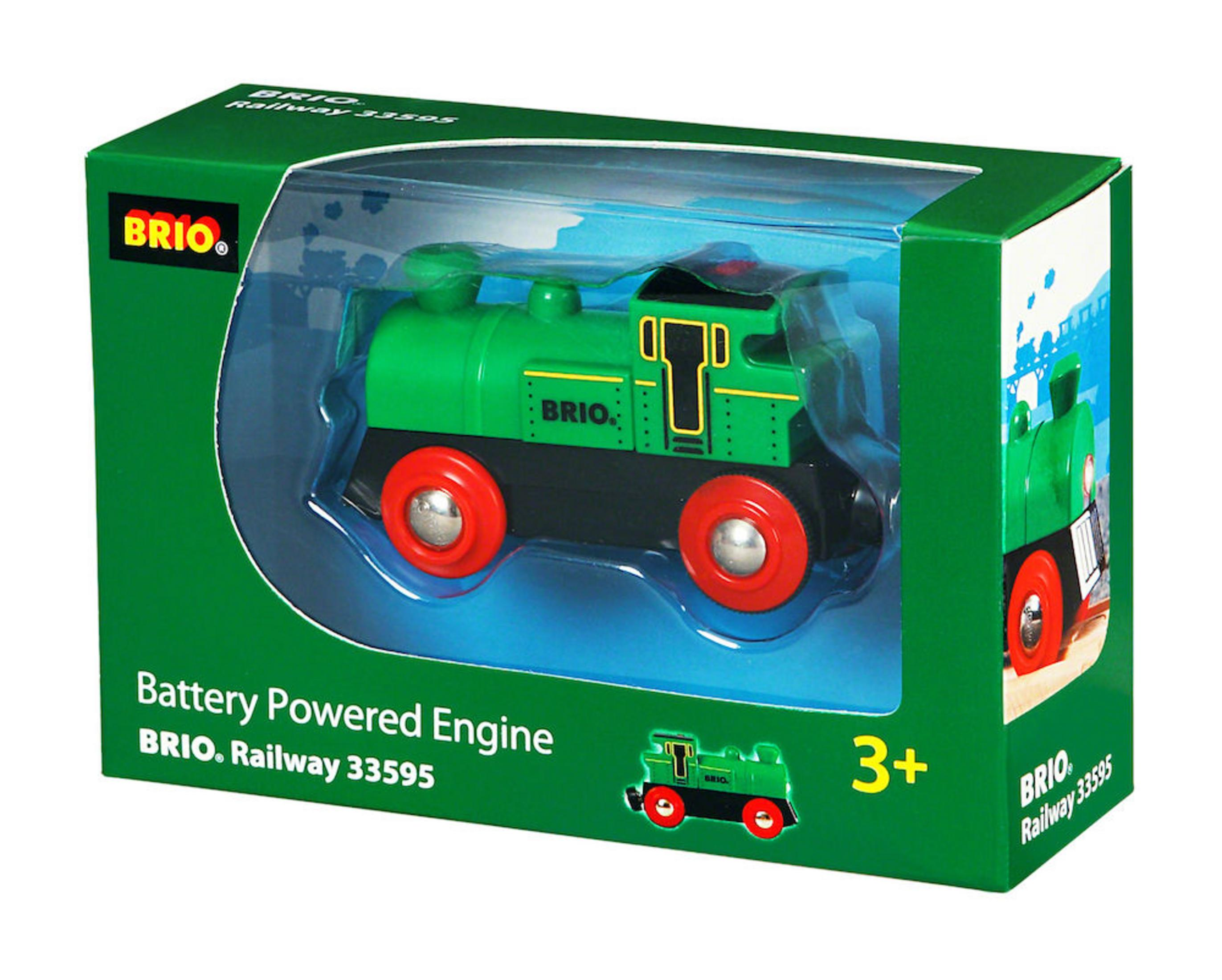 Ein grüner Spielzeugzug befindet sich in einer Brio World-Box. Der Zug hat rote Räder und eine schwarze Basis.