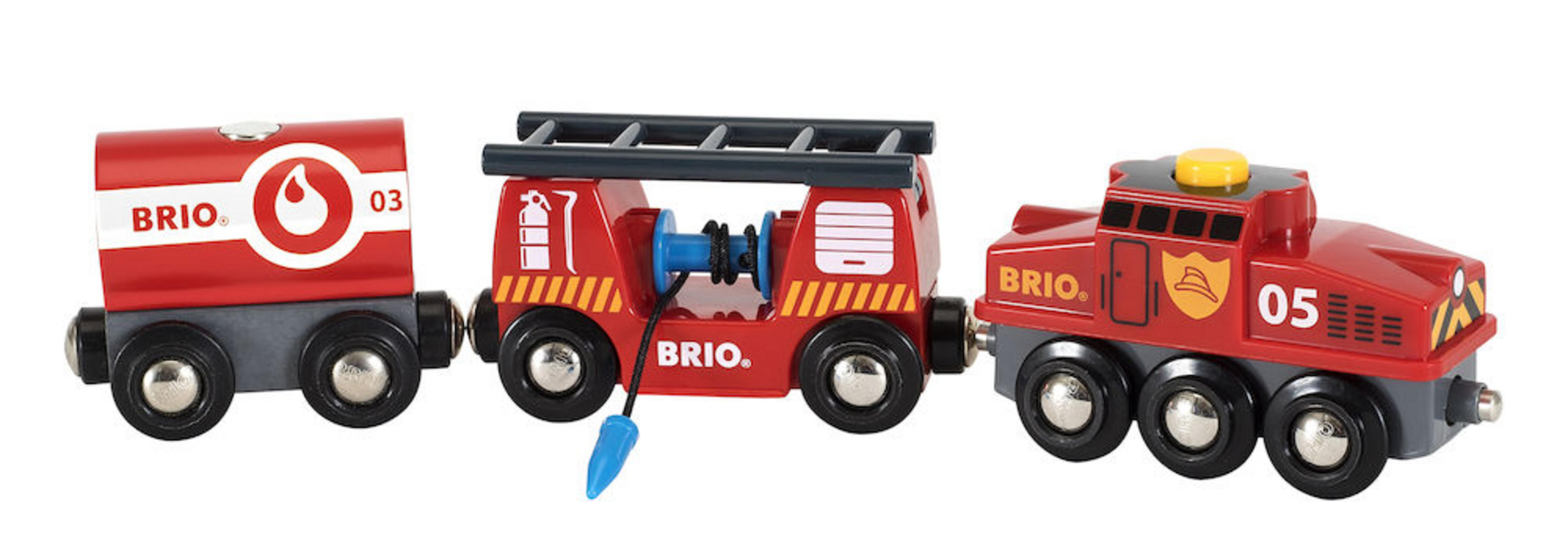Ein rotes Brio-Spielzeug-Zug-Set. Es hat einen Tankwagen, einen Feuerwehrwagen und eine Lok mit der Nummer 05.
