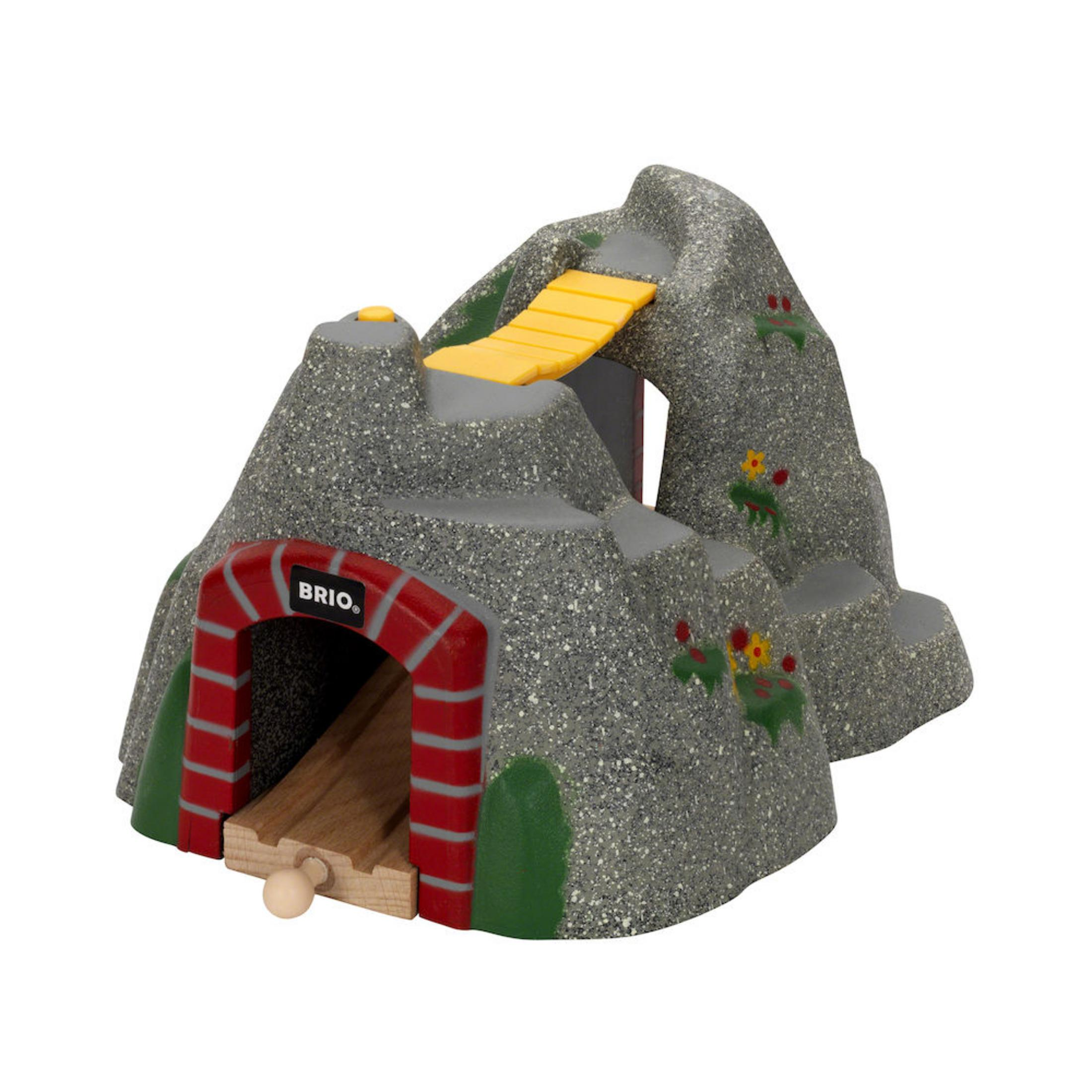Ein Holzspielzeug mit einem grauen Felsentunnel und einer gelben Brücke.