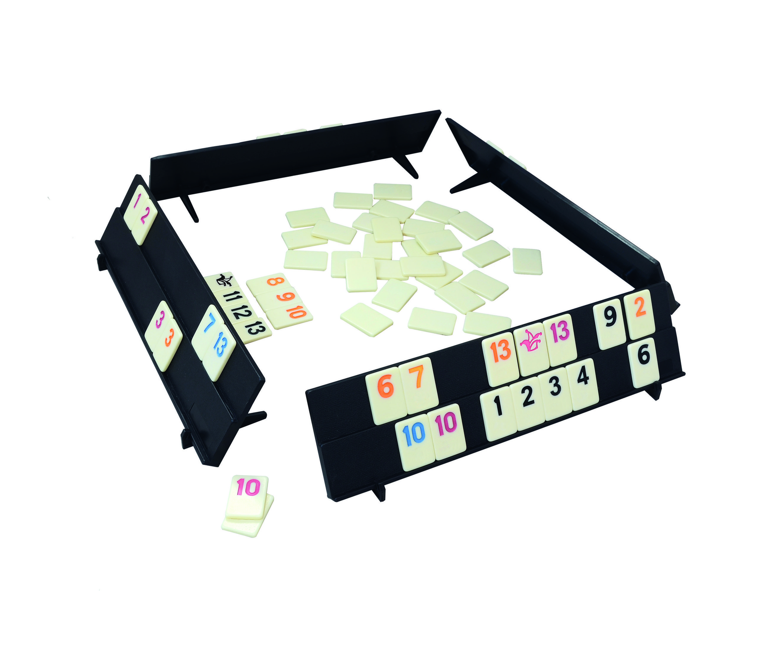 Okey-Brettspiel mit Spielsteinen und schwarzem Rahmen mit Ständern auf Weiß.