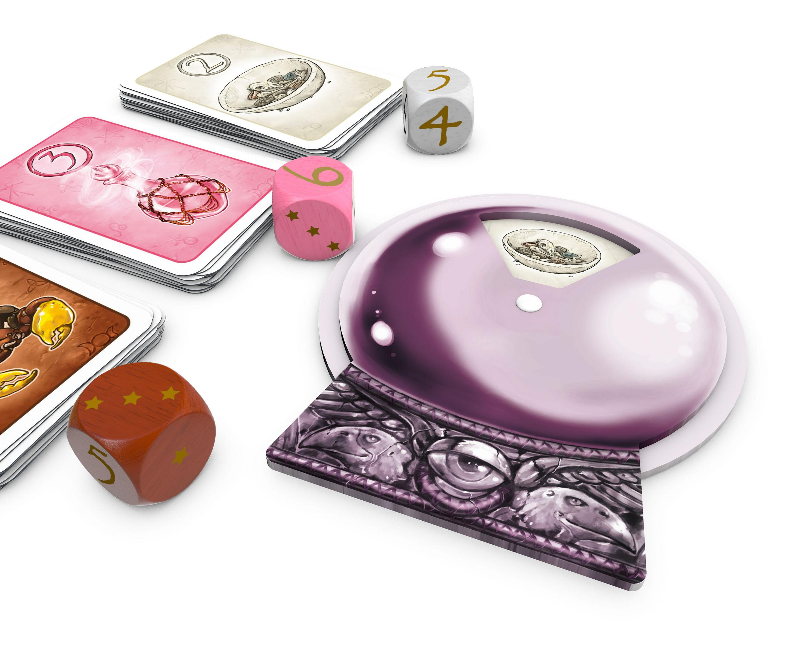 Brettspielkomponenten: Karten, Würfel, eine Kristallkugel und Spielsteine, weißer Hintergrund.