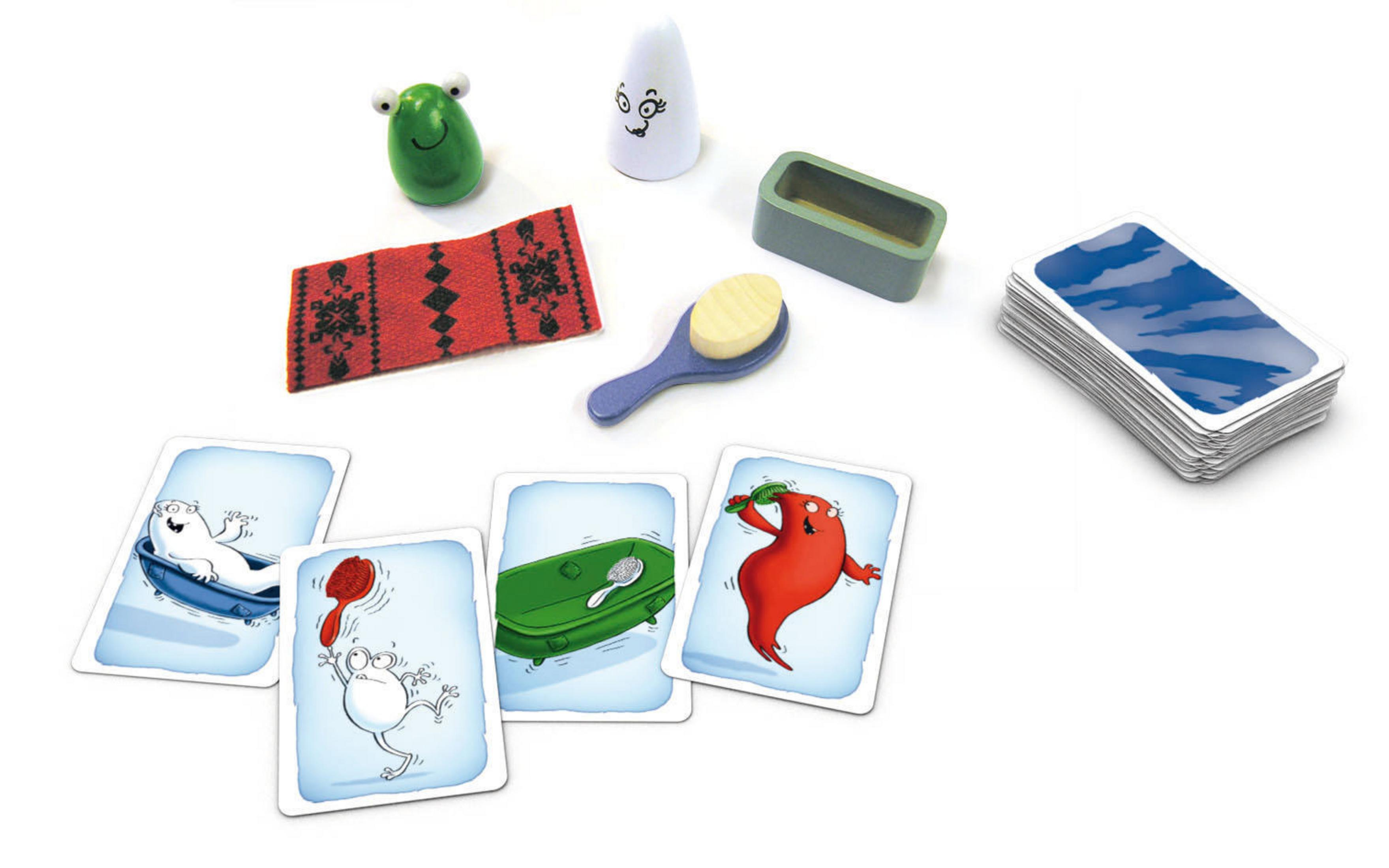 Eine Sammlung von Spielsteinen und Karten, darunter Holzfiguren und Karten mit Zeichnungen.