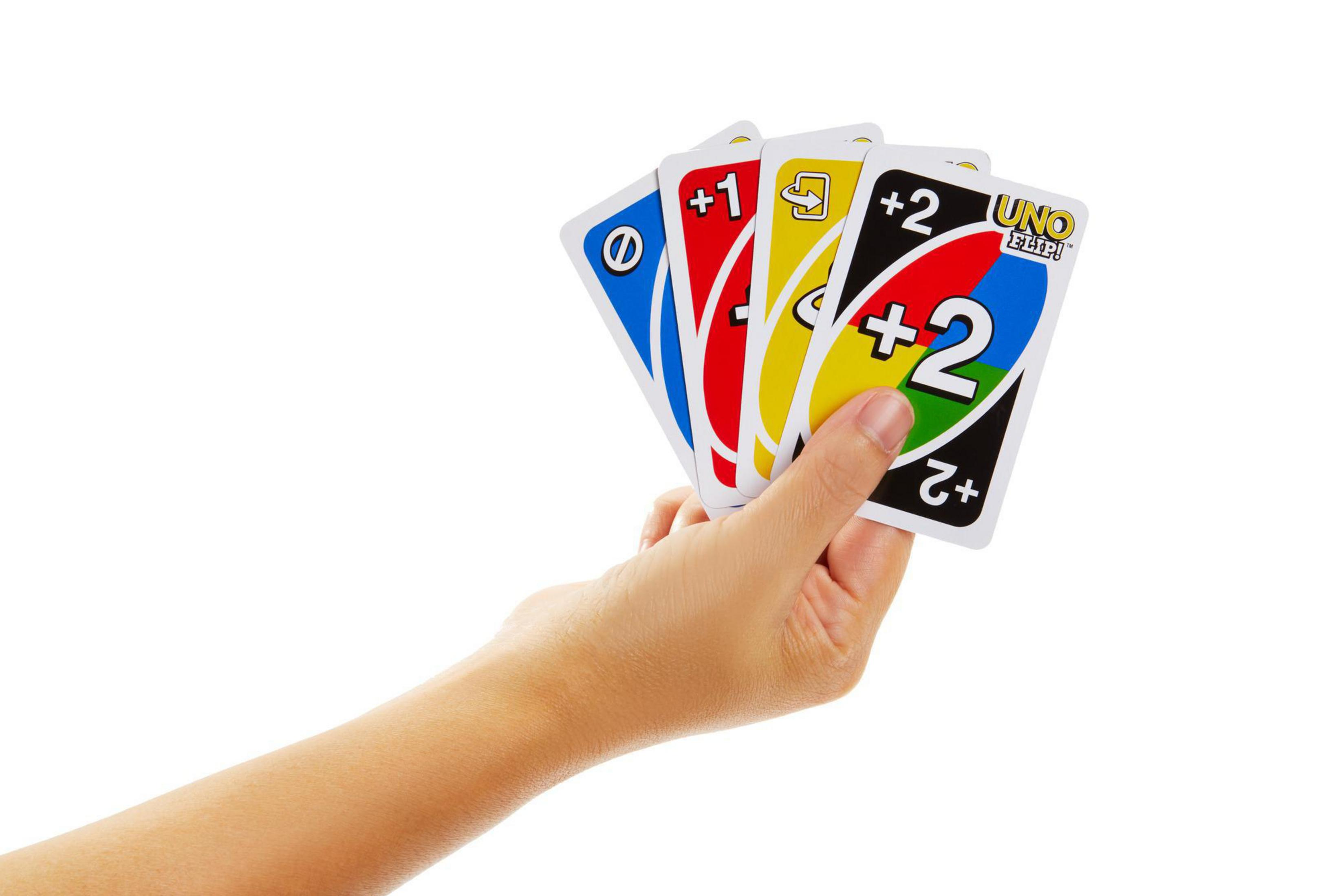 Une main tenant des cartes UNO. Les cartes incluent un zéro bleu, un plus un rouge, un plus deux jaune et un plus deux noir.