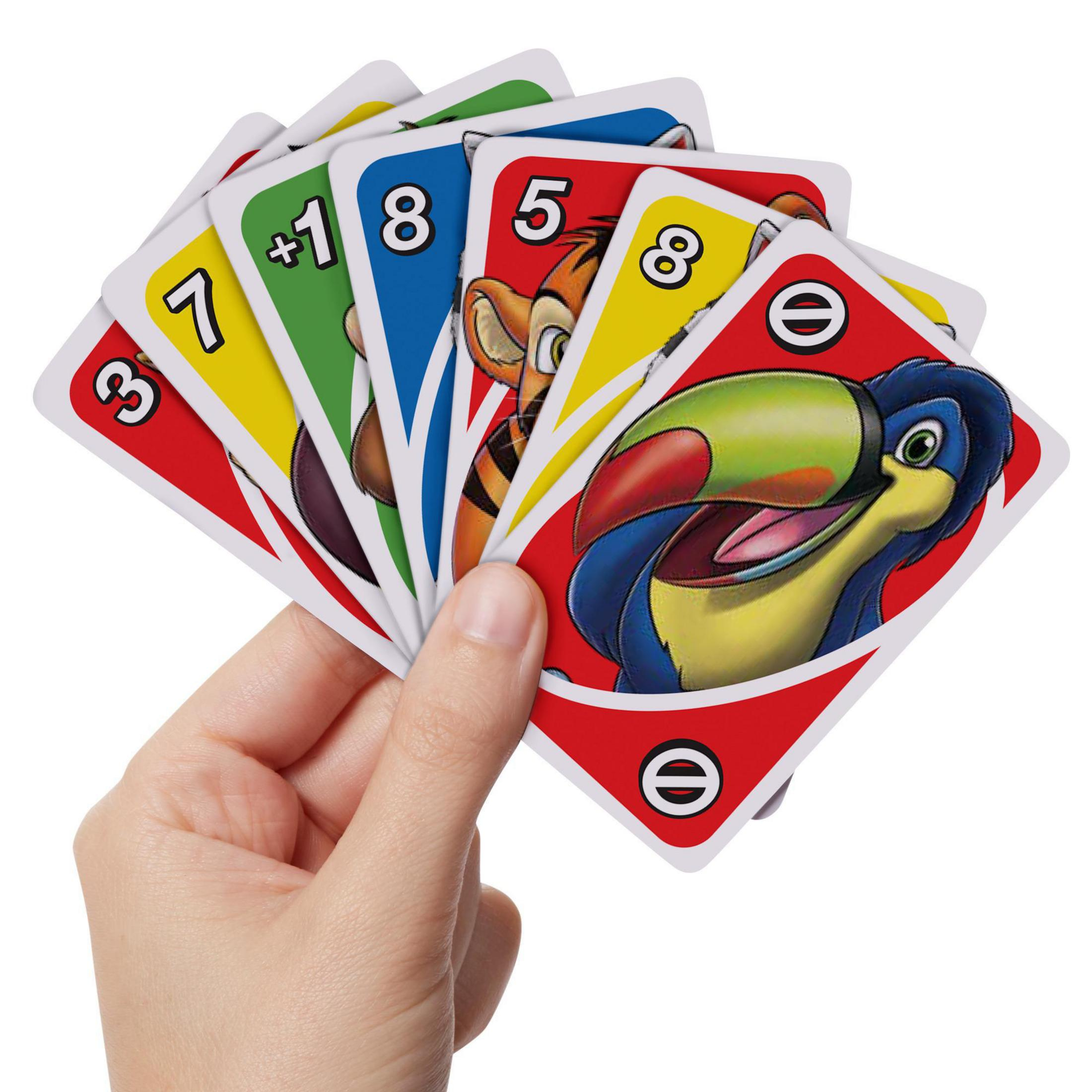 Une main tenant un éventail de cartes Uno avec des chiffres et des personnages de dessins animés.