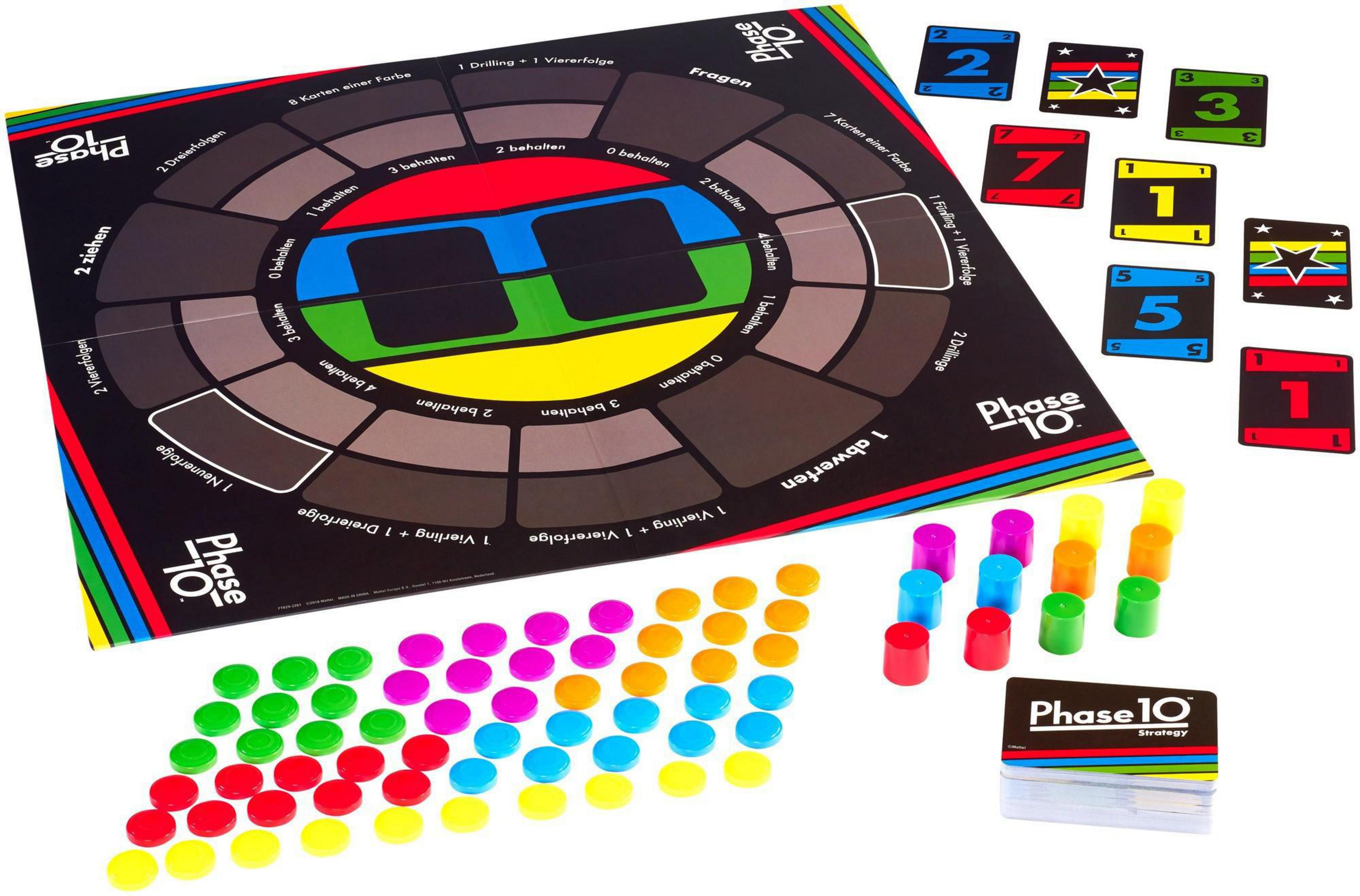 Ein Phase 10 Brettspiel wird mit Spielkarten und Spielsteinen angezeigt. Der Hintergrund ist weiß.