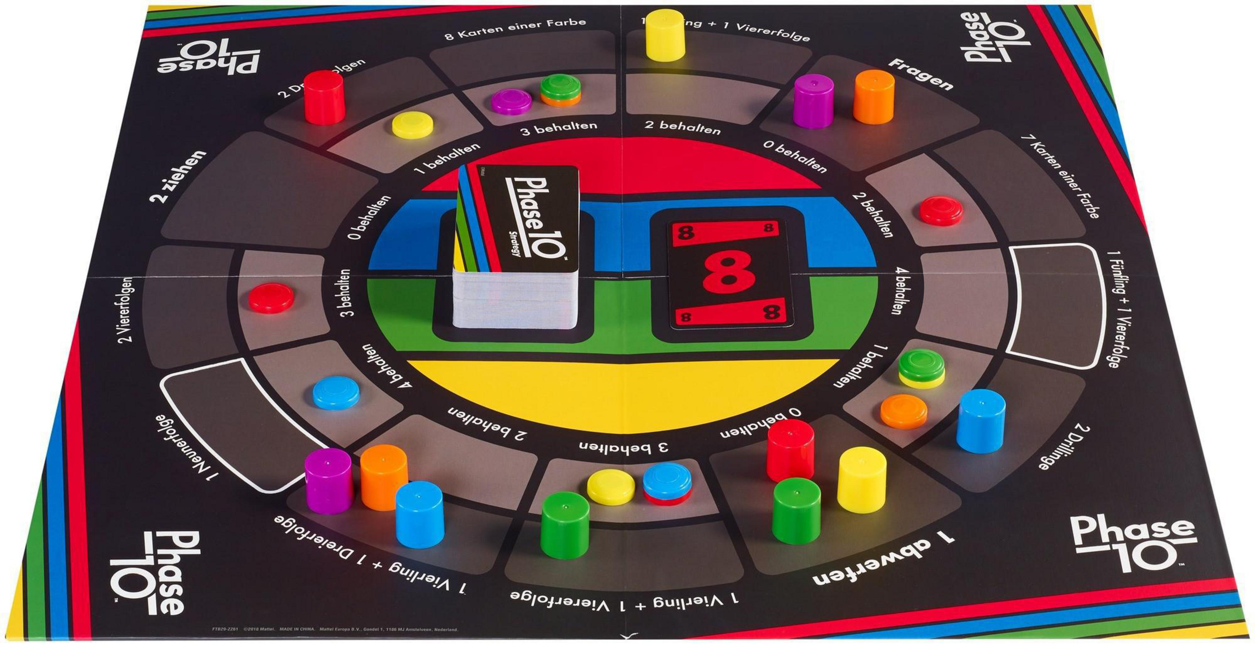 Phase 10 Brettspiel mit Karten, Markern und Würfeln, auf schwarzer und weißer Oberfläche.
