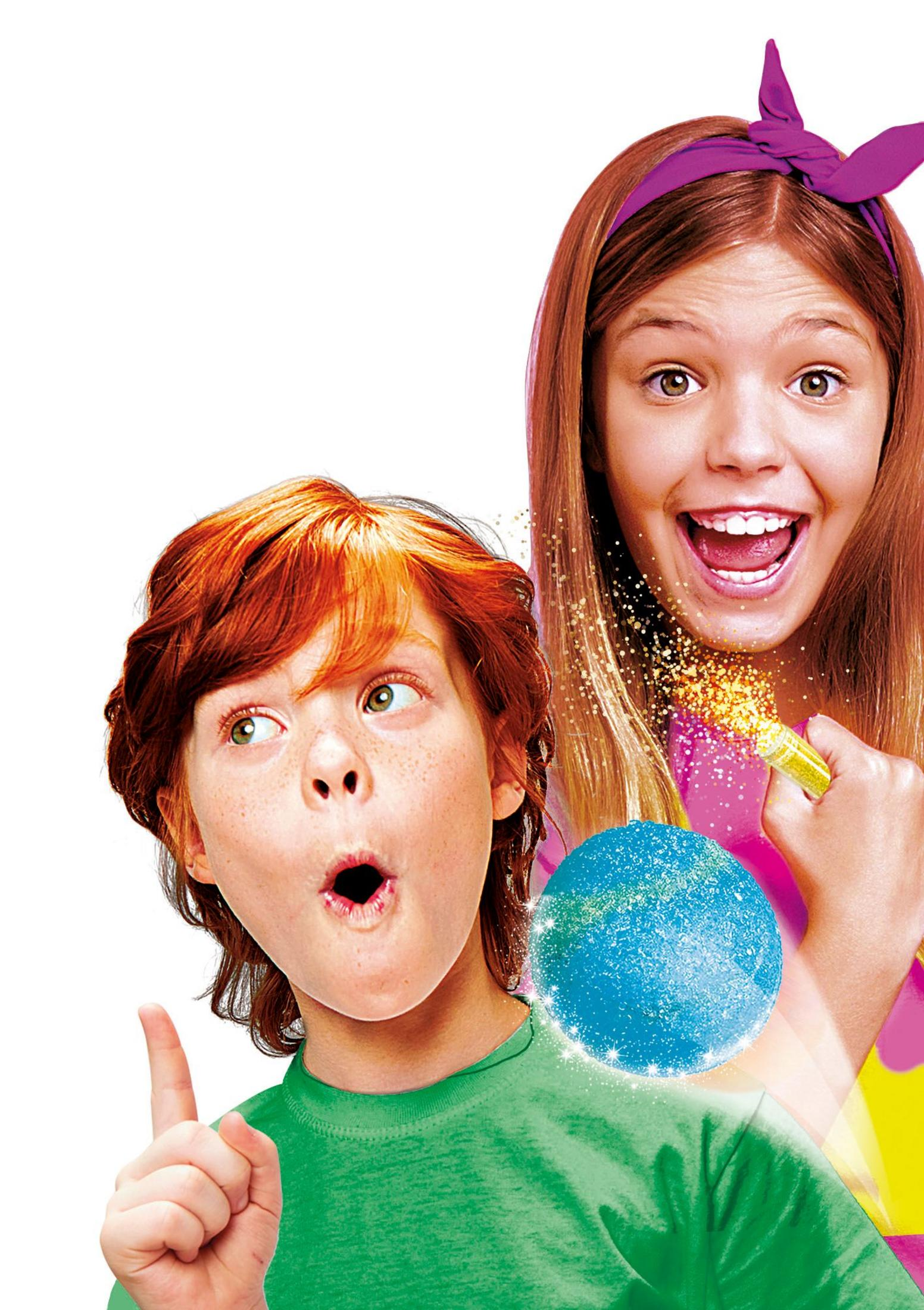 Zwei überrascht aussehende Kinder, eines zeigt, das andere hält einen Glitzerball.