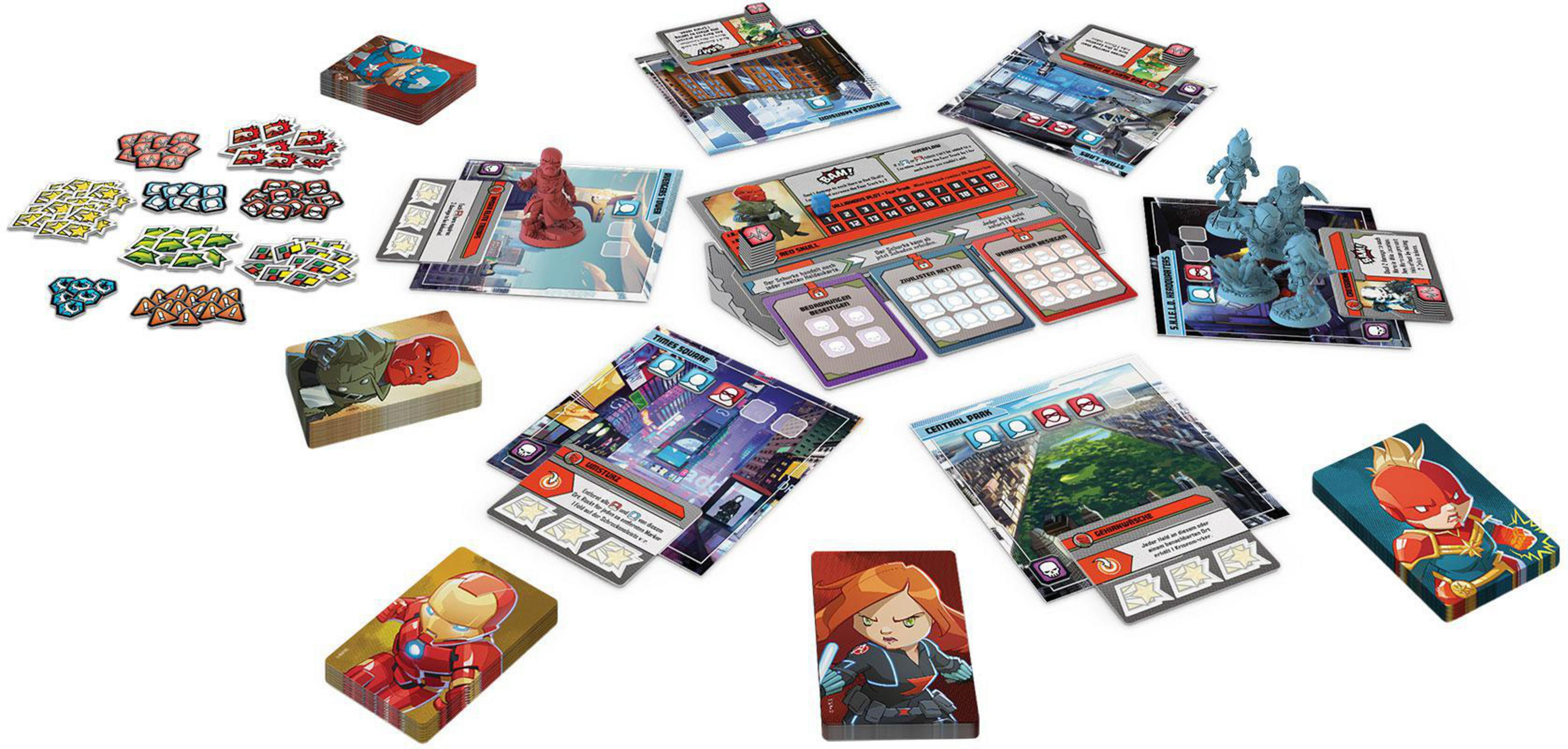 Brettspielkomponenten. Karten, Figuren, Würfel und Spielsteine ​​sind auf einer weißen Oberfläche verteilt.