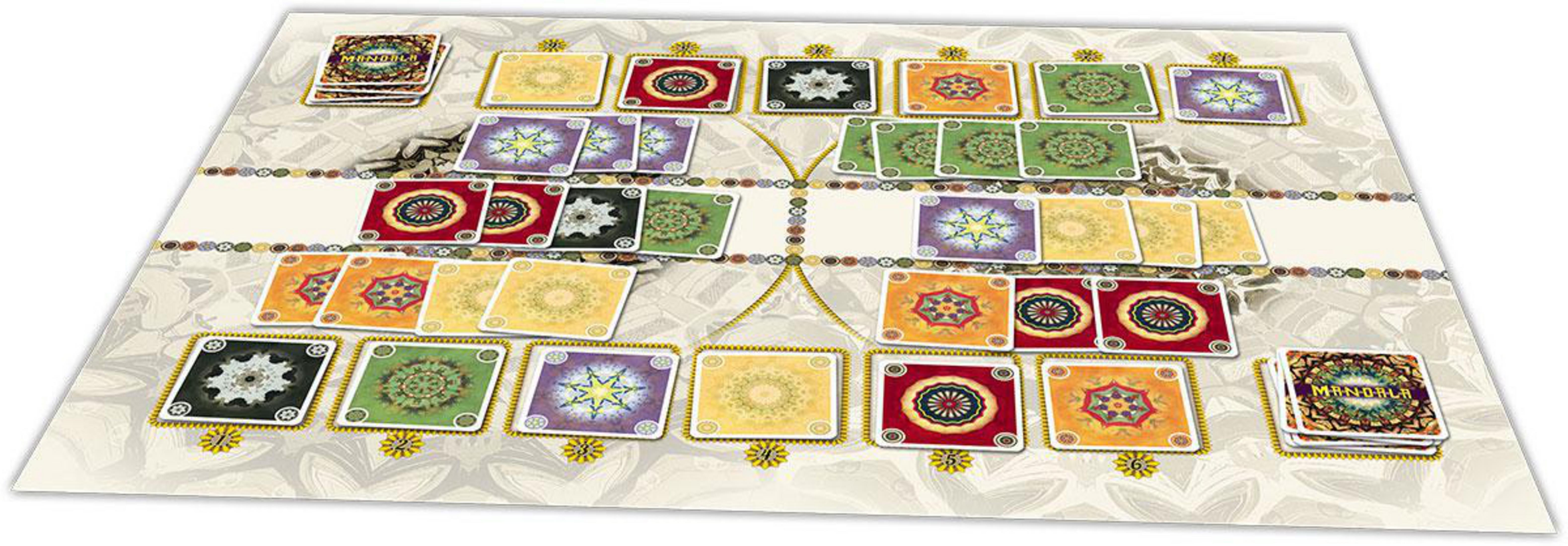 Brettspiel mit gemusterter Oberfläche. Karten sind in einem Raster angeordnet.