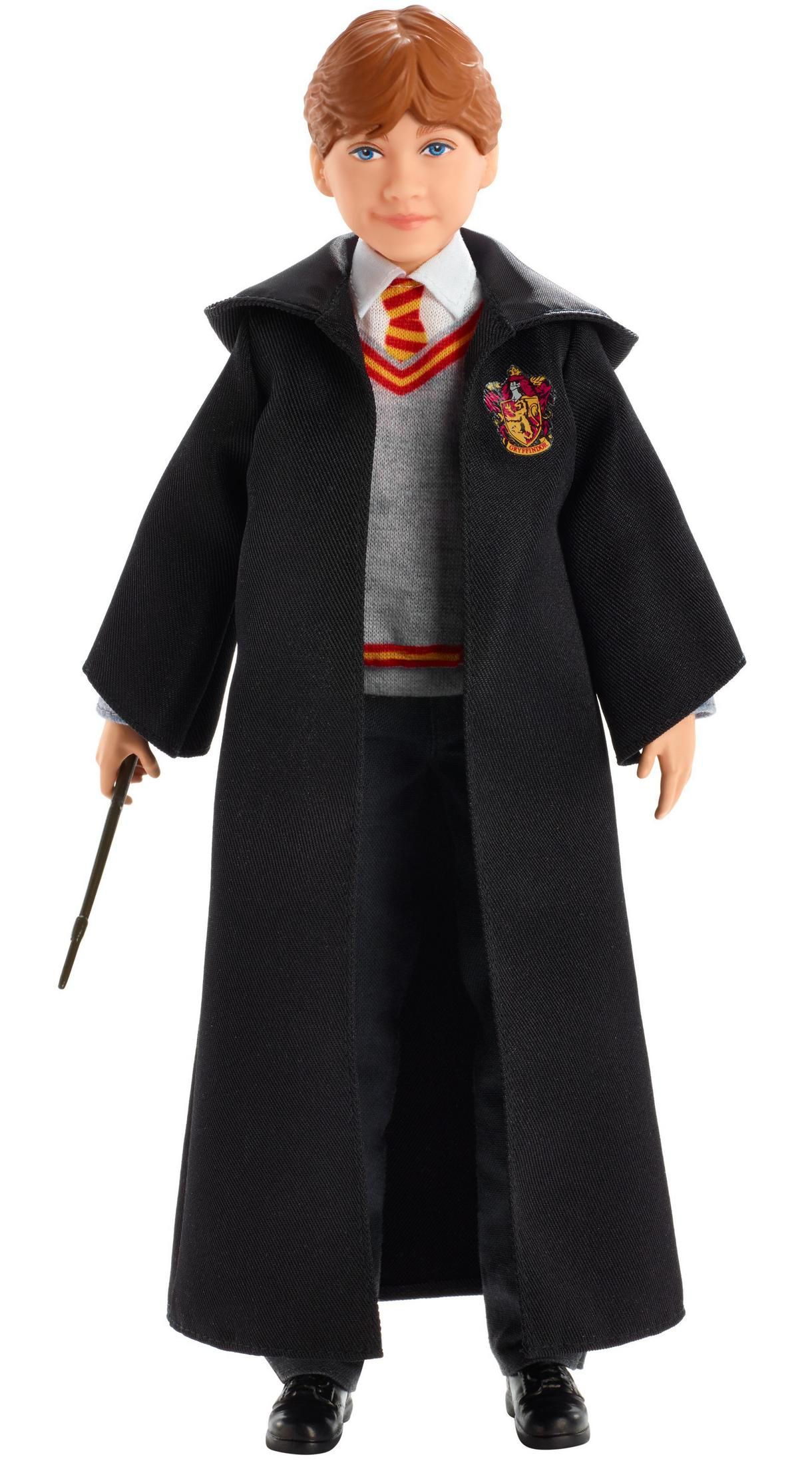 Eine Ron Weasley-Puppe in Hogwarts-Uniform mit Zauberstab.