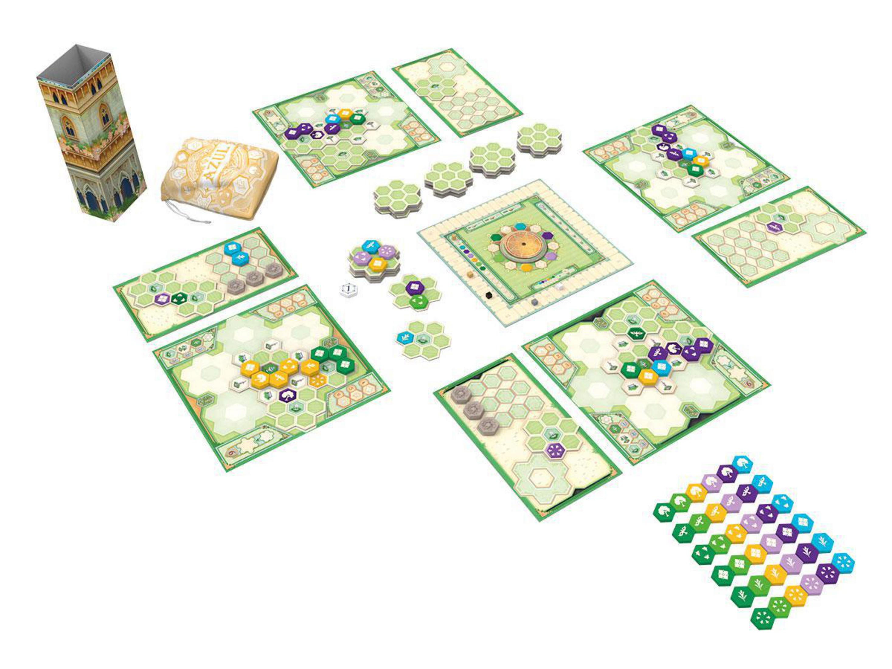 Azul-Brettspielkomponenten. Sechseckige Fliesen, ein Turm und Spielbretter sind auf einer weißen Oberfläche angeordnet.