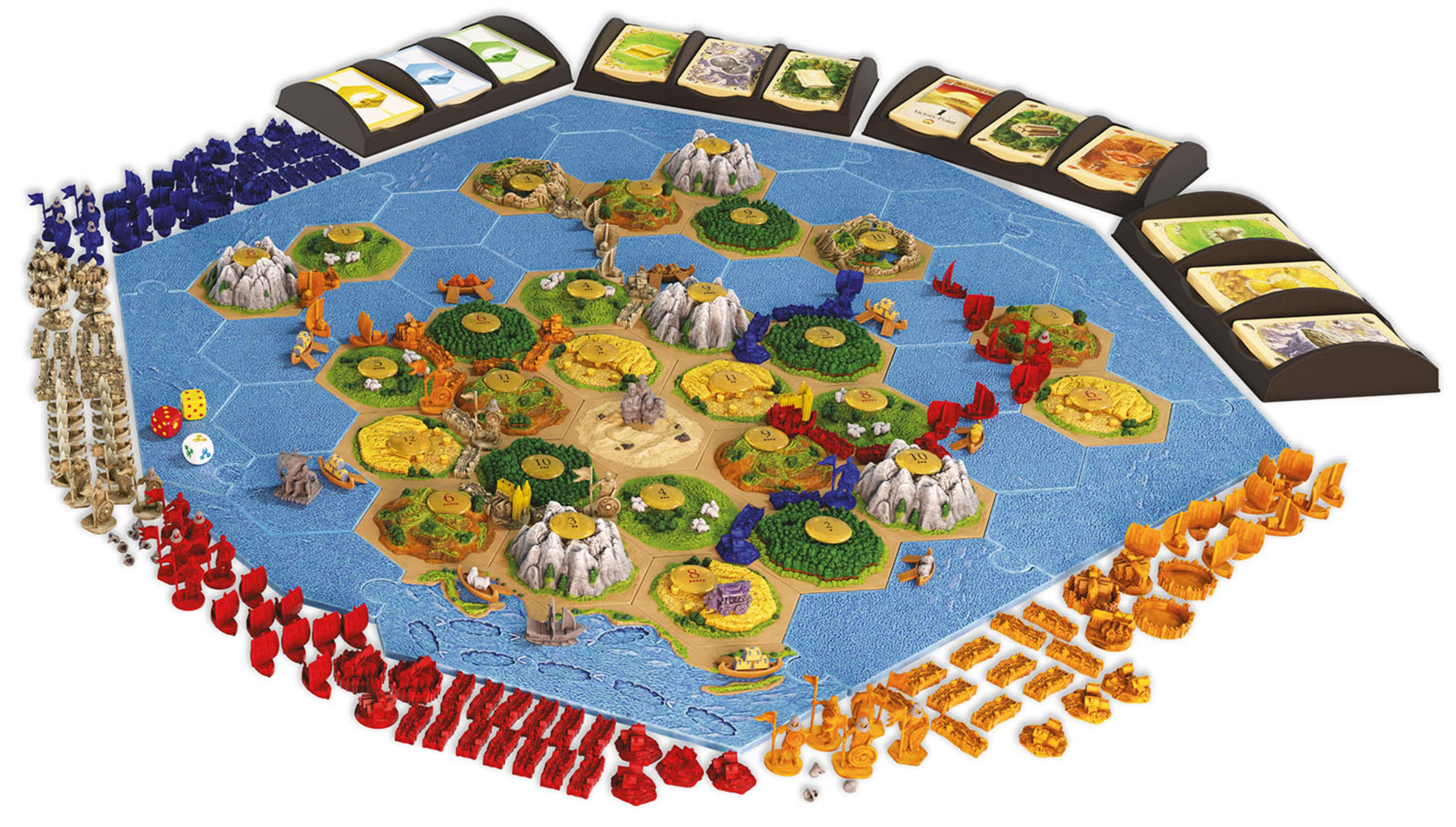 Catan-Brettspiel mit sechseckigen Kacheln, Spielsteinen und Ressourcenkarten mit blauem Meer.