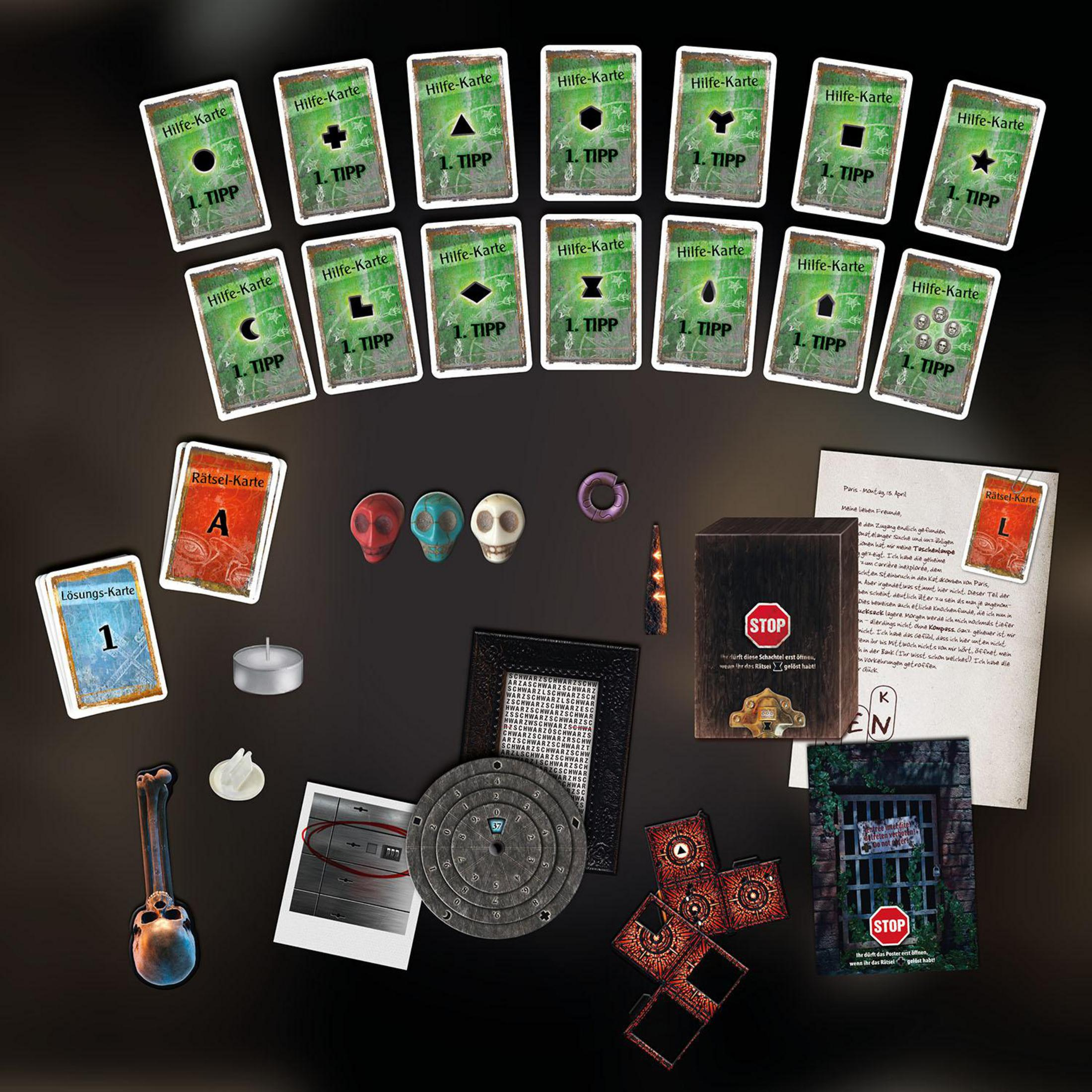 Ein Spielaufbau mit Karten, Objekten und Hinweisen. Verschiedene Gegenstände auf einer schwarzen Oberfläche angeordnet.