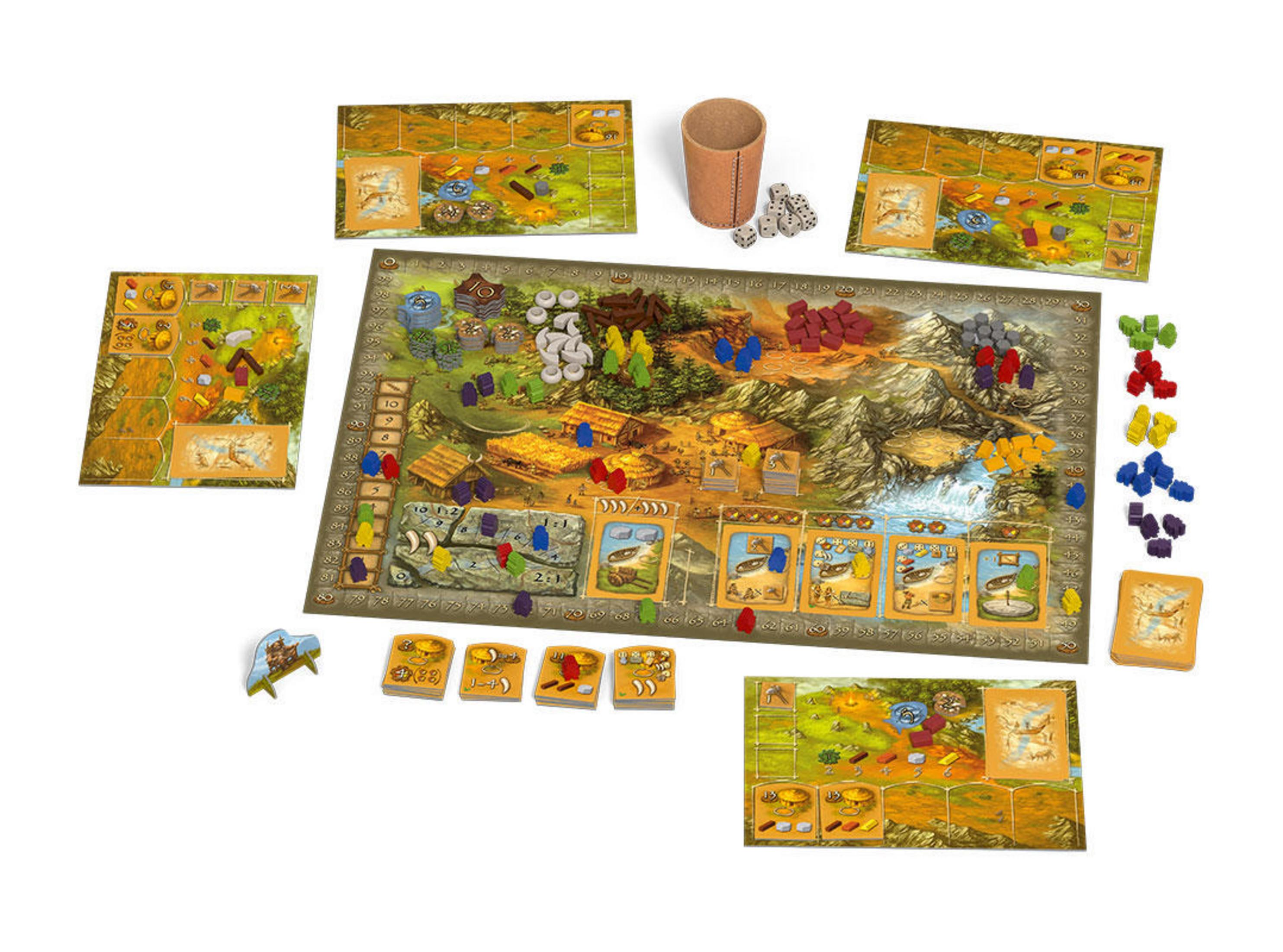 Brettspiel-Setup mit Brett, Kacheln, Würfeln und Figuren. Das Spiel ist spielbereit aufgebaut.