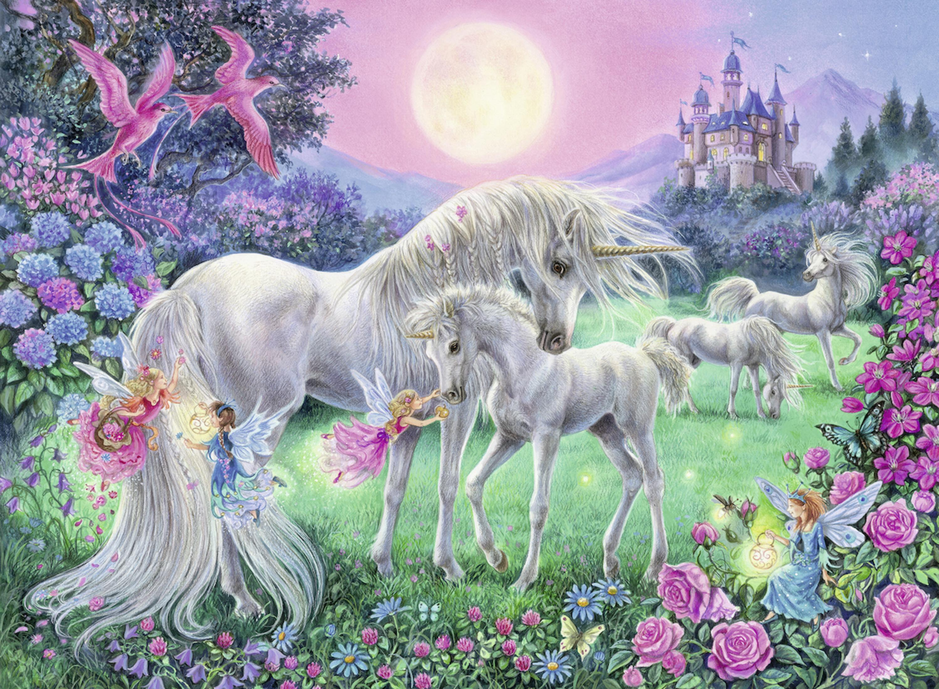 Una scena fantasy con unicorni, fate e un castello sotto la luna piena.
