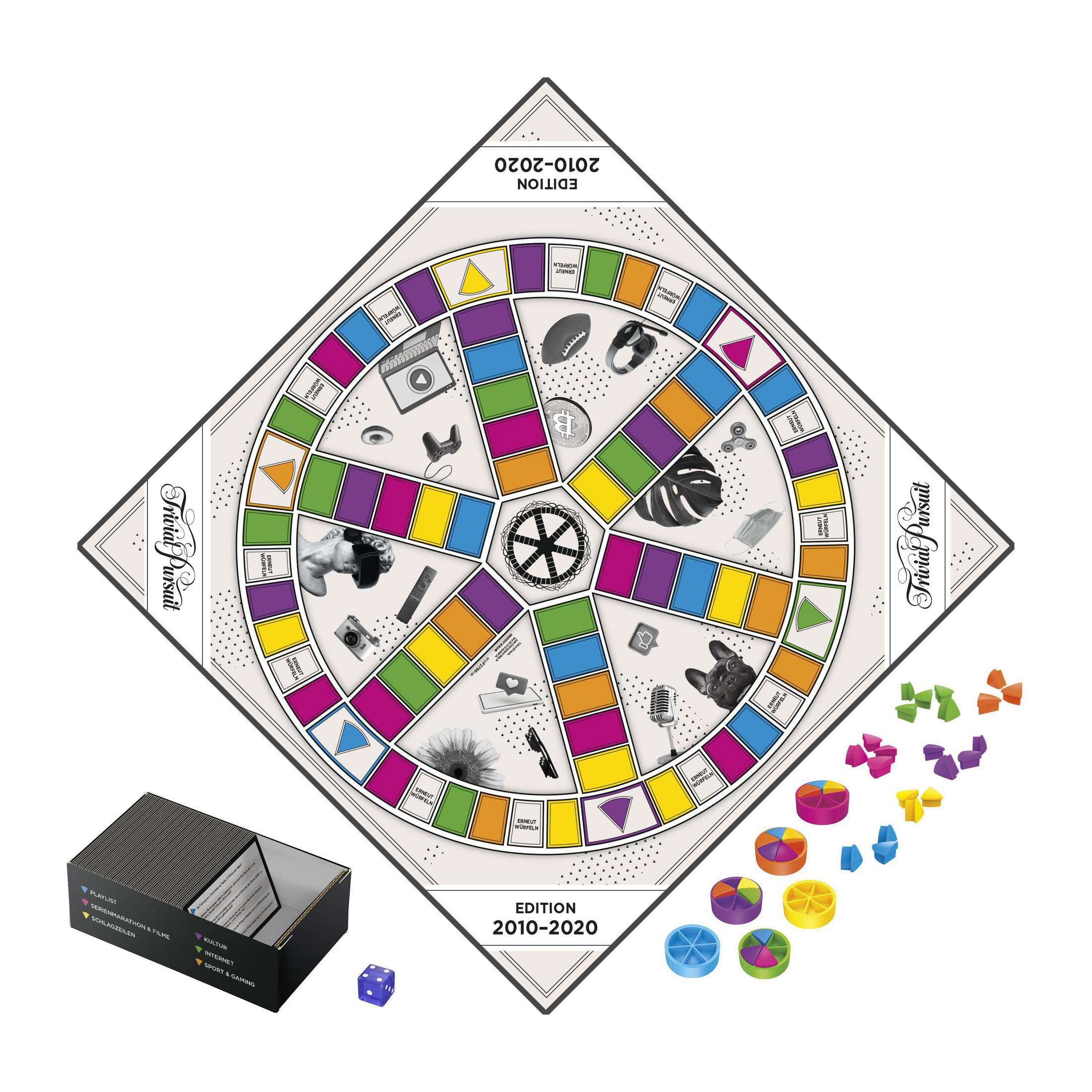 Ein Trivial Pursuit Brettspiel wird mit bunten Keilen und Spielsteinen sowie einer Kartenbox gezeigt.