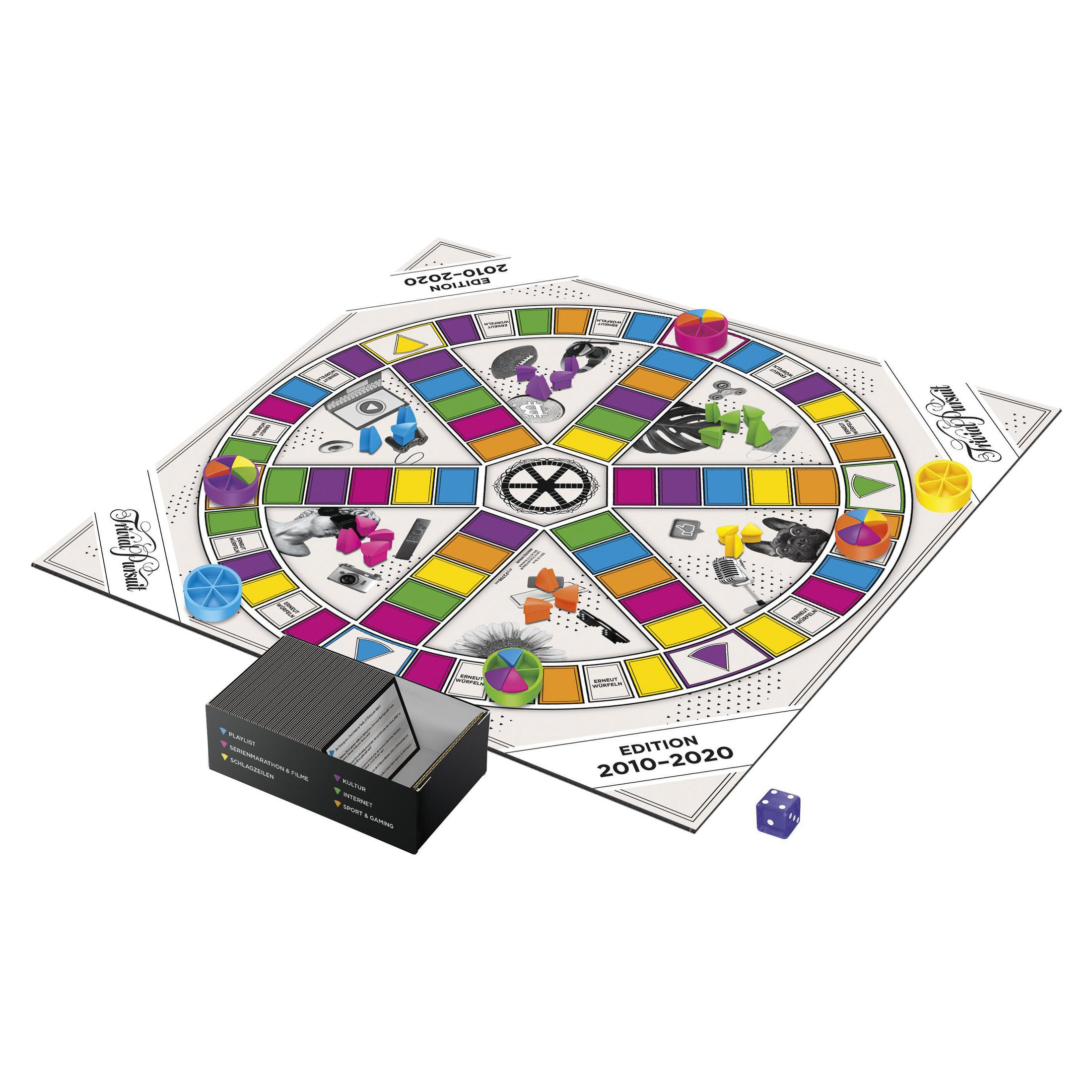 Ein Quiz-Brettspiel mit einem kreisförmigen Spielbrett, Spielsteinen, Karten und Würfeln auf einer weißen Oberfläche.