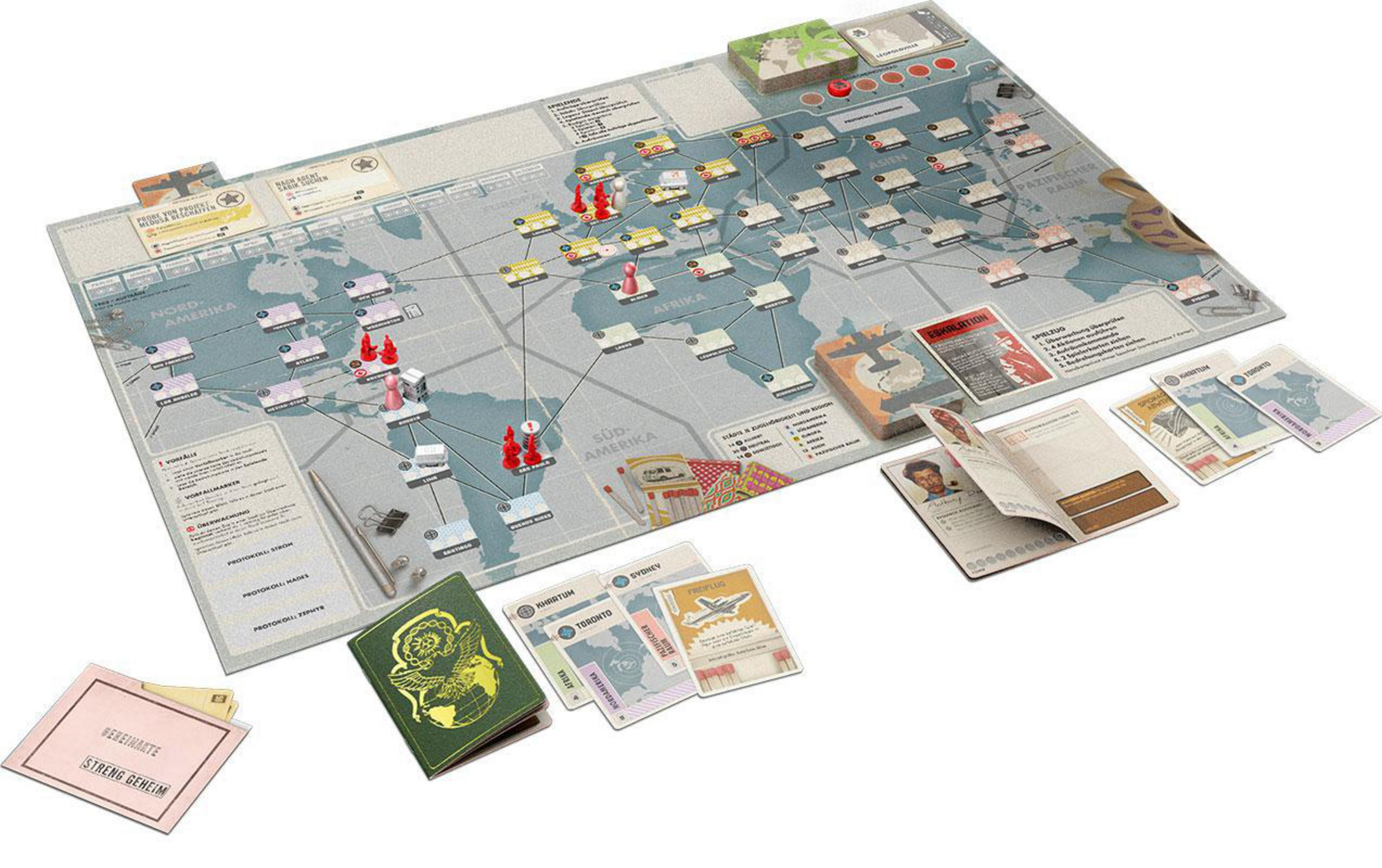 Brettspiel mit Karte und Karten. Rote und pinke Spielfiguren auf dem Brett. Pässe und Karten.