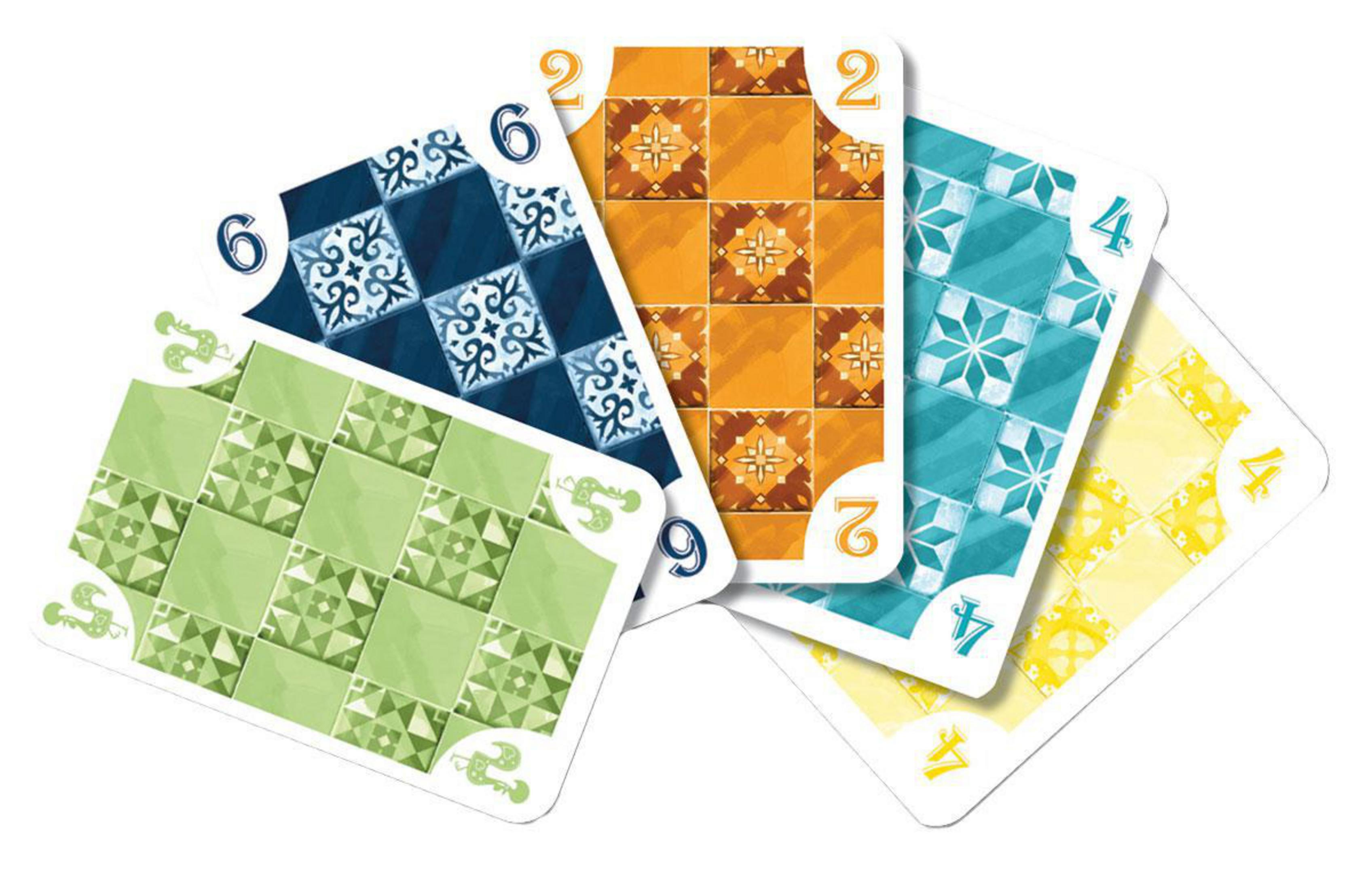 Fächerförmig angeordnete Spielkarten mit verschiedenen Mustern: blau, orange, grün, gelb. Mit den Zahlen 2, 4, 6, 9.