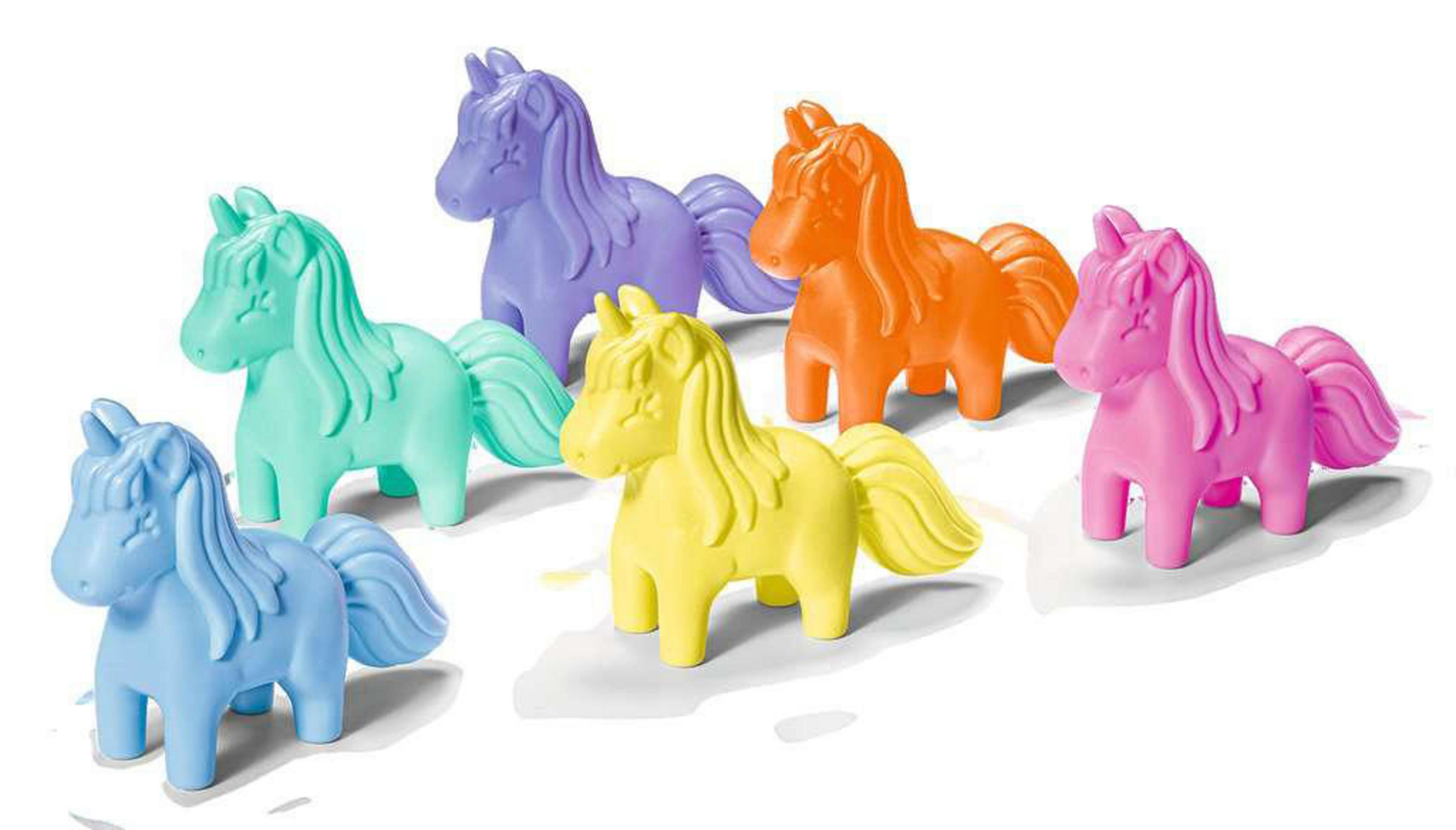 Sei cavalli giocattolo colorati in varie pose, ognuno con un colore diverso.