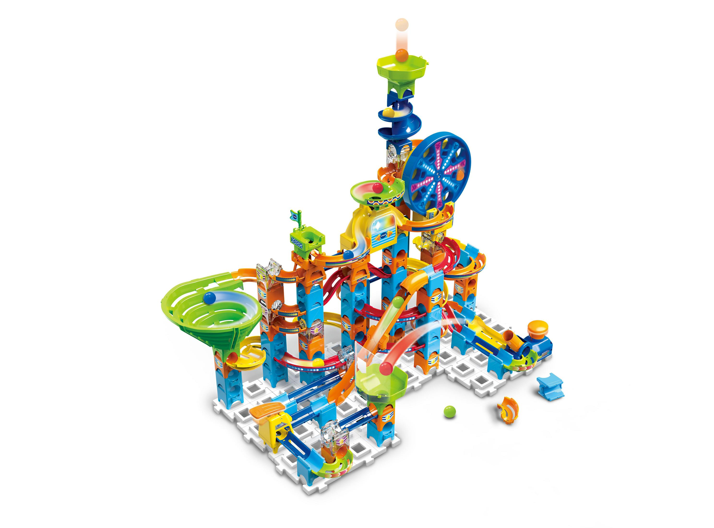 Ein Murmelbahnspielzeug mit bunten Bahnen, Schlaufen und einem Riesenrad. Weißer Hintergrund.