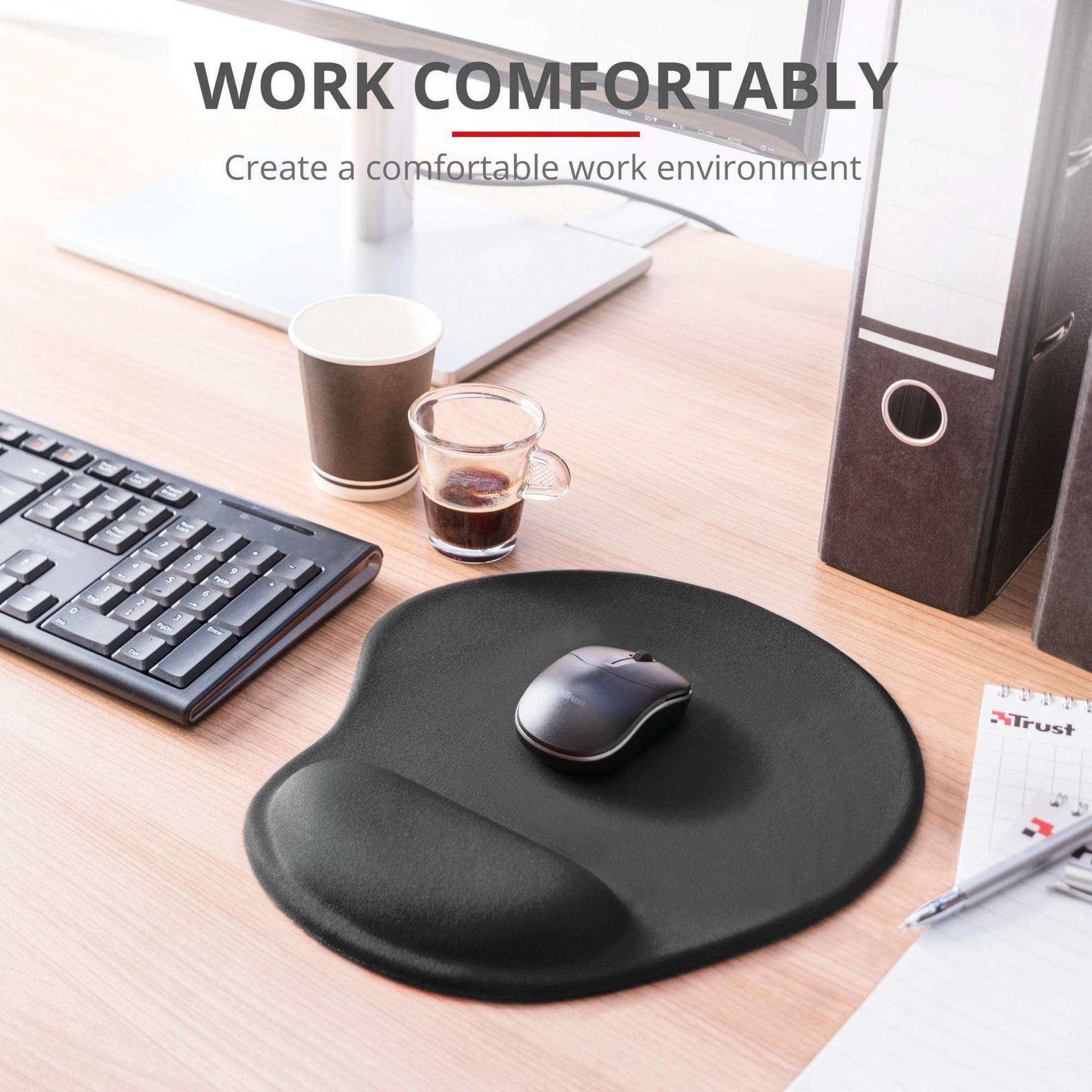 Escritorio con teclado, ratón, taza y alfombrilla. Oficina.