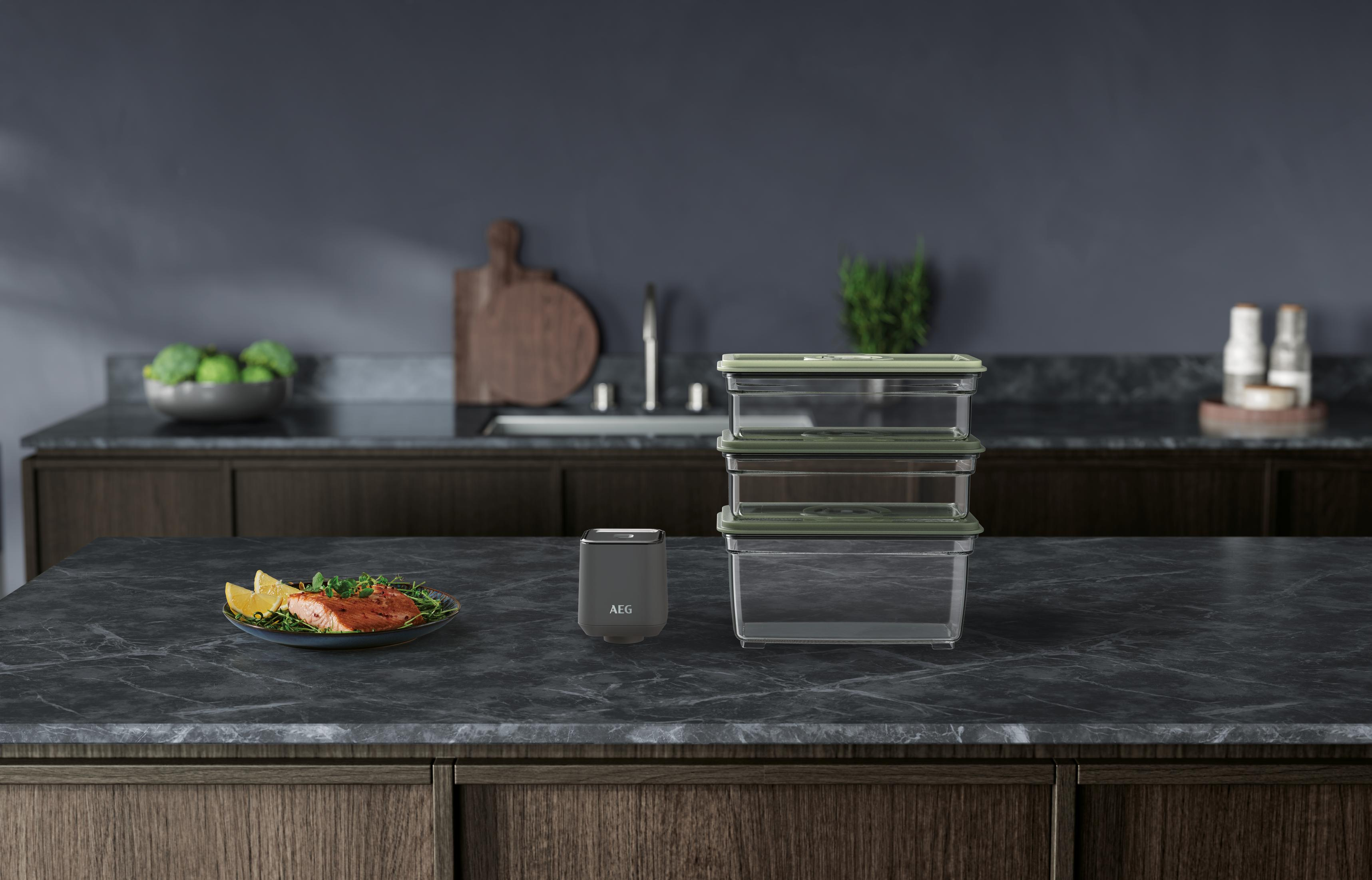 Encimera de cocina con recipientes de comida, comida y un pequeño electrodoméstico.