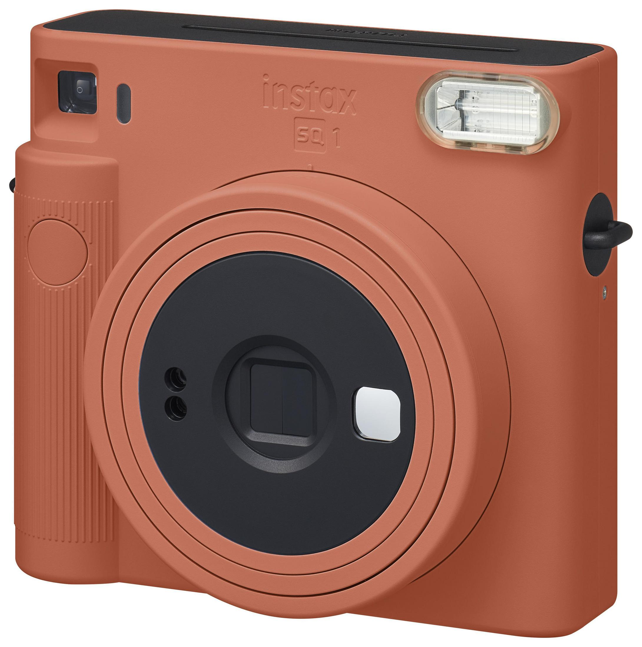 Una fotocamera Instax SQ1 arancione viene visualizzata, mostrando l'obiettivo e il flash. Lo sfondo è bianco.