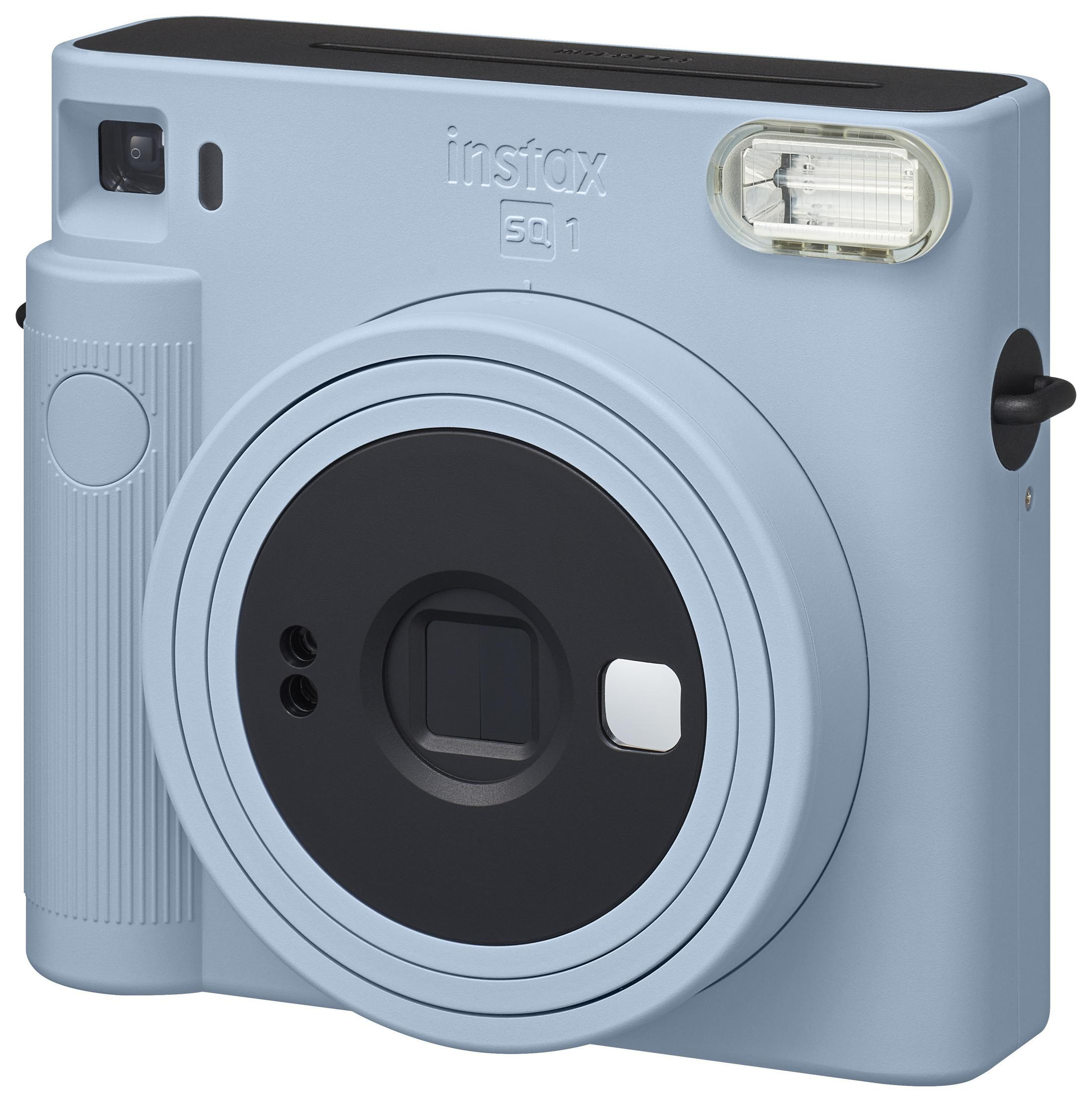 Hellblaue Instax SQ1 Kamera. Sie hat ein großes Objektiv und einen Blitz. Die Kamera ist quadratisch.
