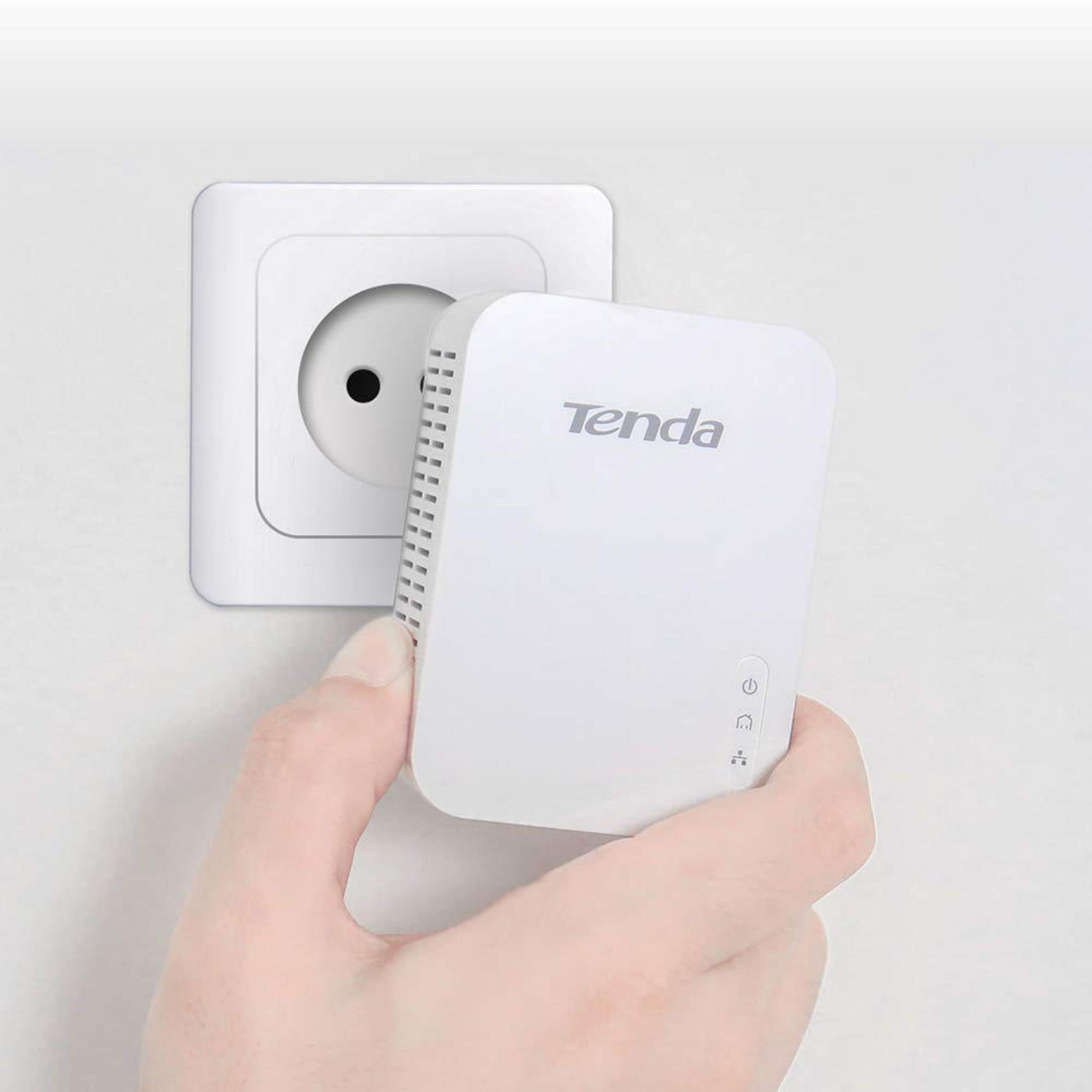 Eine Hand, die einen weißen Tenda WiFi-Extender hält, der in eine Steckdose gesteckt ist.
