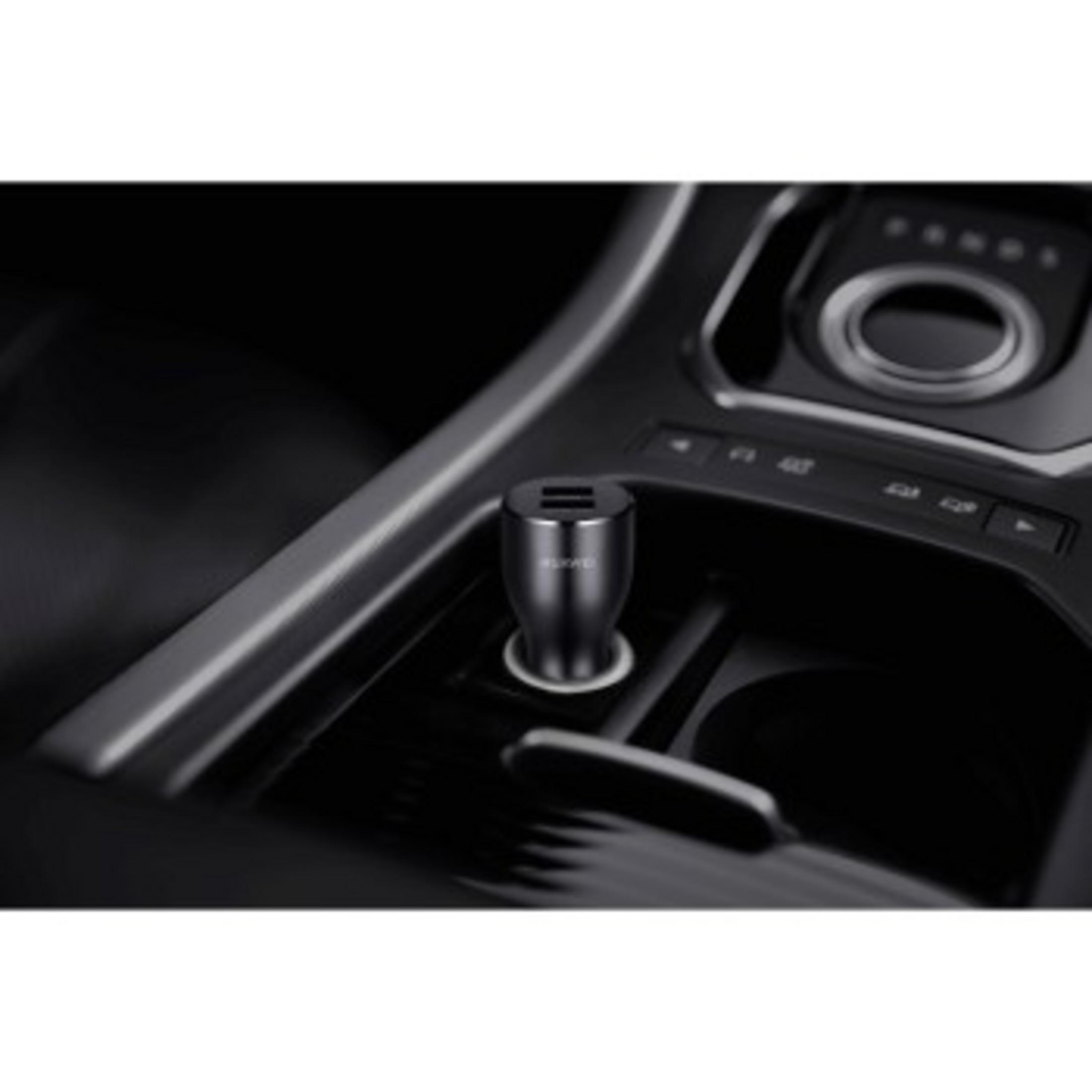 La consola central de un coche con un cargador USB Huawei enchufado a la toma de corriente.