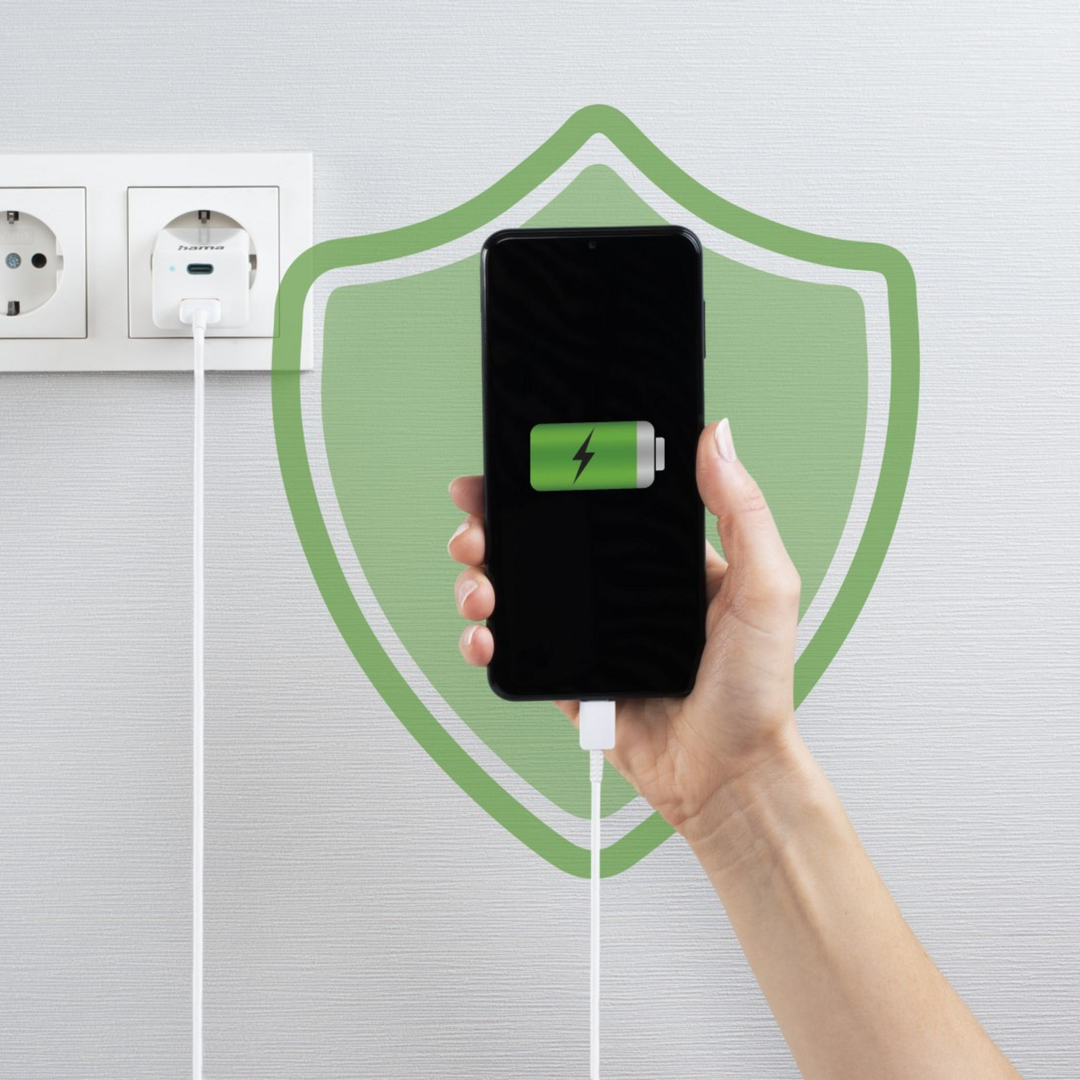 Hand, die ein Telefon hält, das geladen wird, grüne Schildgrafik, weiße Steckdose.