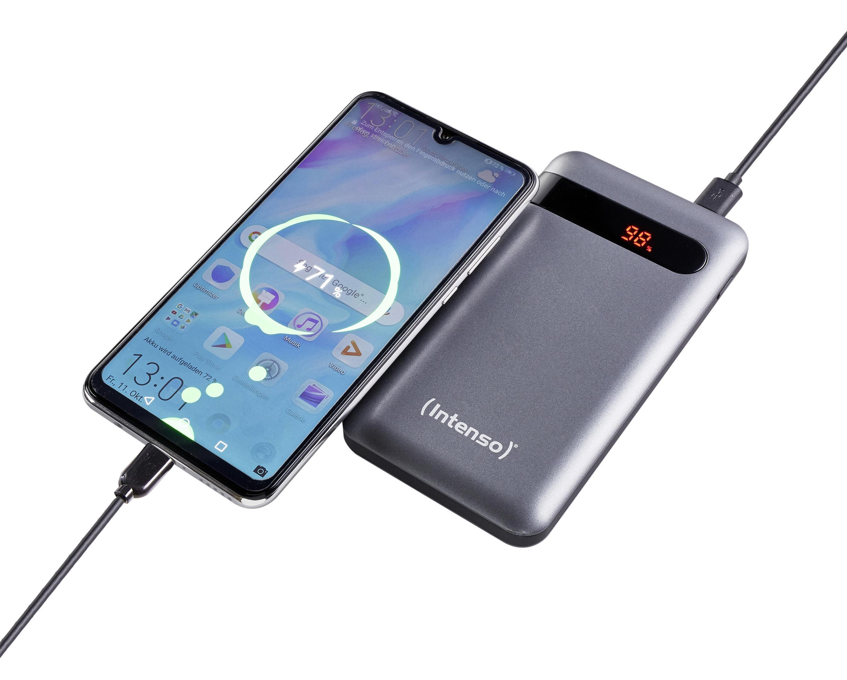 Ein Smartphone, das geladen wird und 71 % Ladung anzeigt, angeschlossen an eine graue Powerbank.