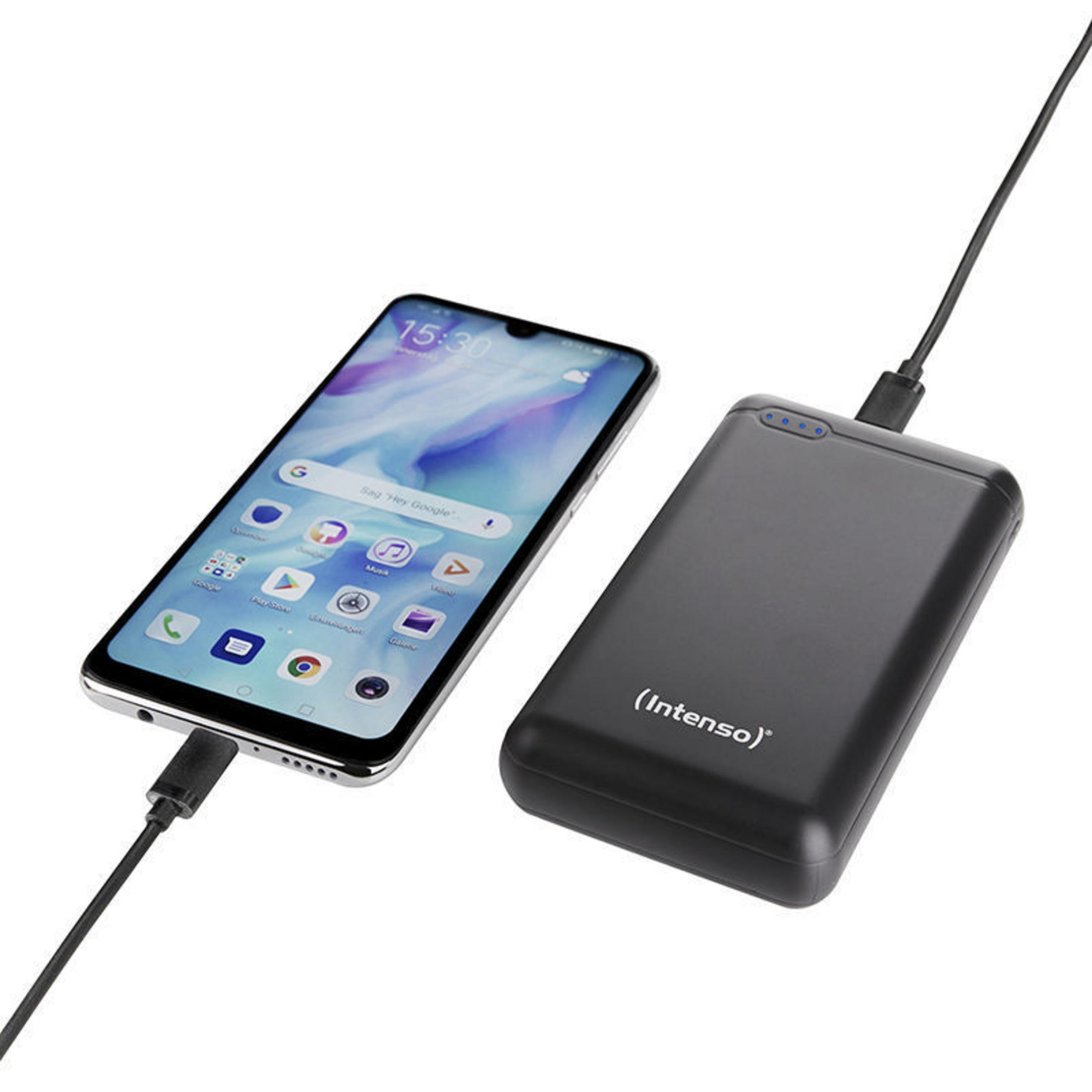 Smartphone wird von einer schwarzen Powerbank mit schwarzem Kabel geladen. Weißer Hintergrund.