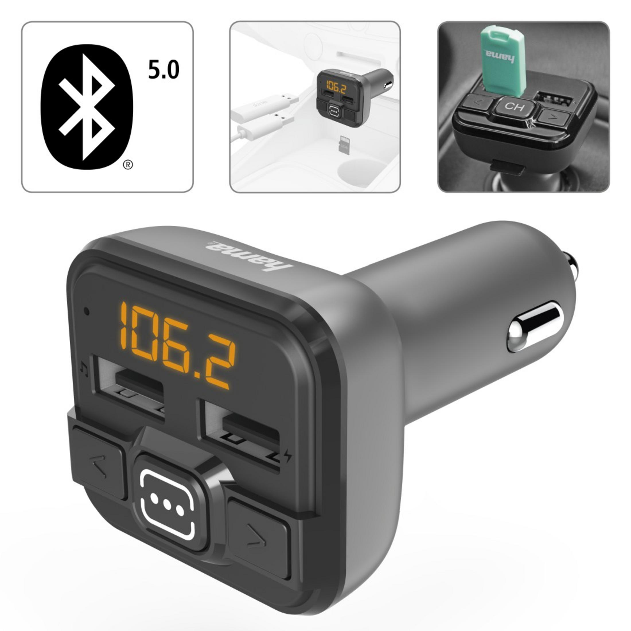 Schwarzes Autoladegerät. Es hat USB-Anschlüsse, einen Bildschirm und Steuertasten. Ein USB-Stick ist eingesetzt.