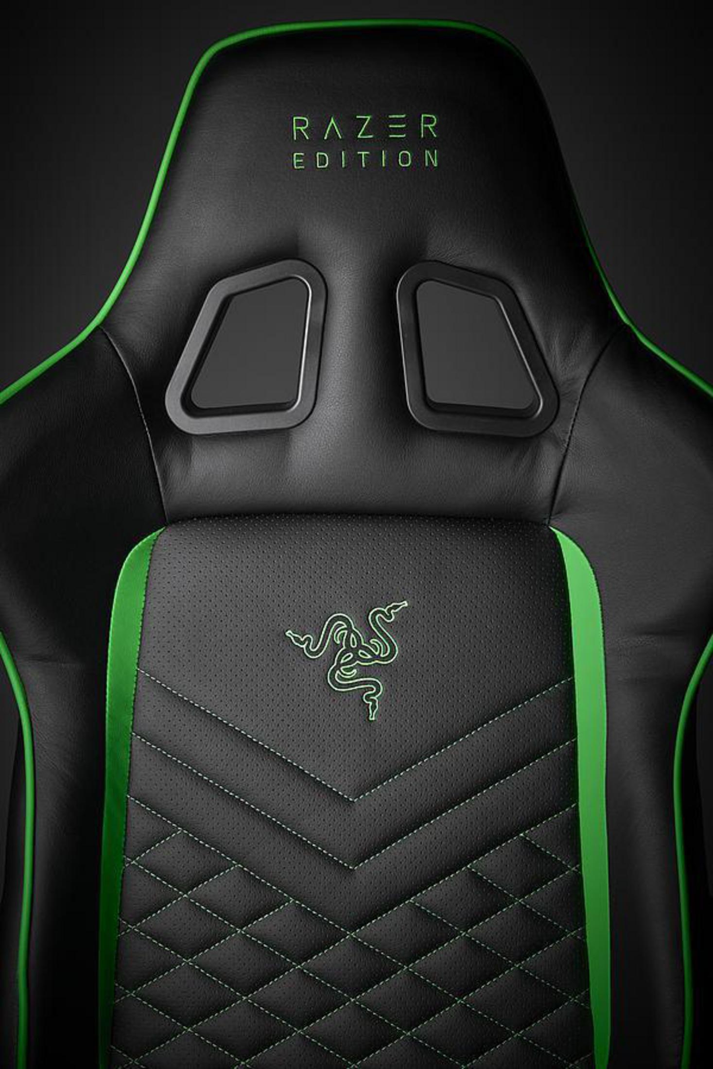 Nahaufnahme eines schwarz-grünen Razer-Gaming-Stuhls mit Razer-Logo.