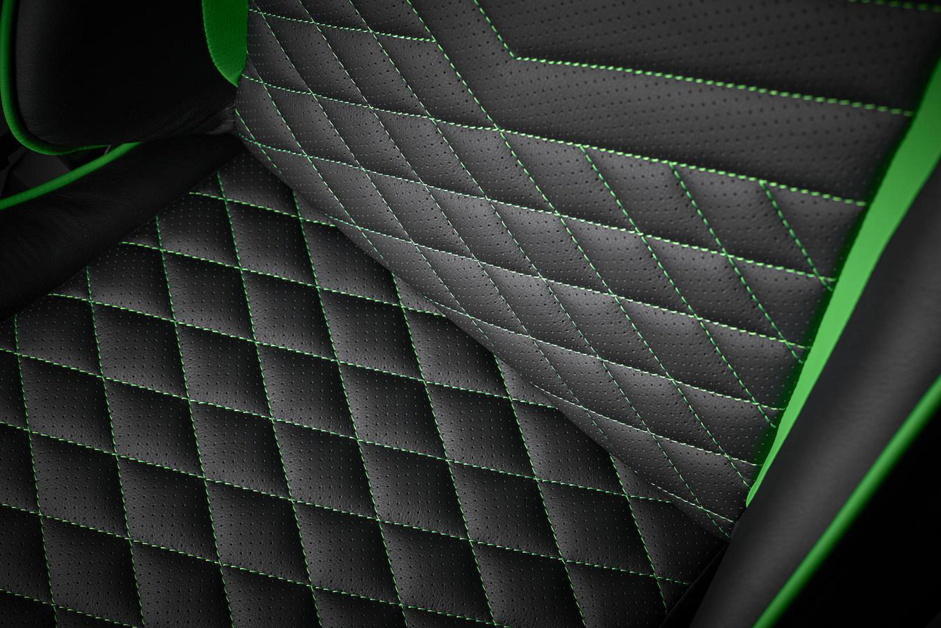 Nahaufnahme eines schwarzen Gaming-Stuhls mit grünen Nähten und Rautenmuster.