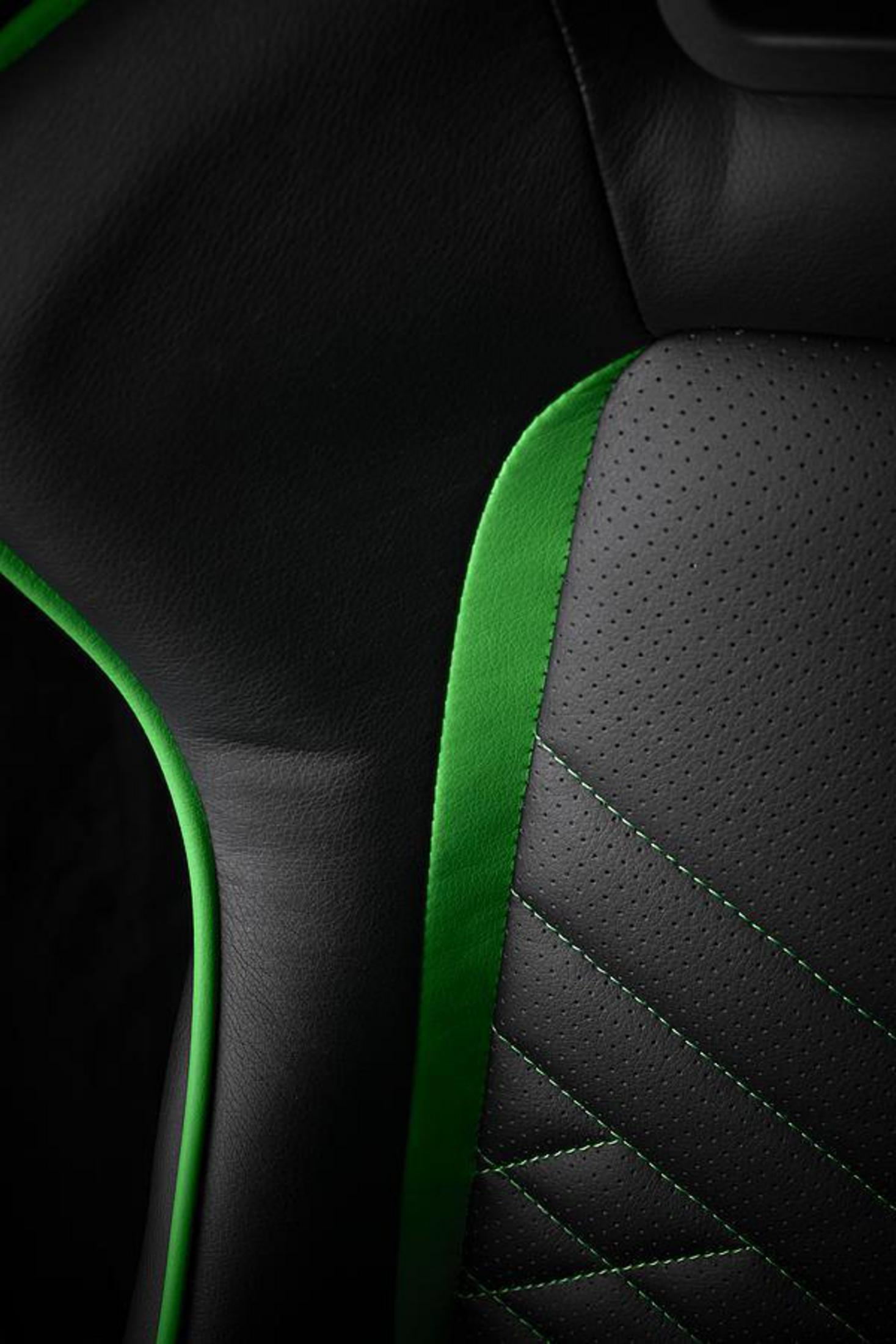 Nahaufnahme eines schwarzen Gaming-Stuhls mit grünen Nähten und Akzenten.
